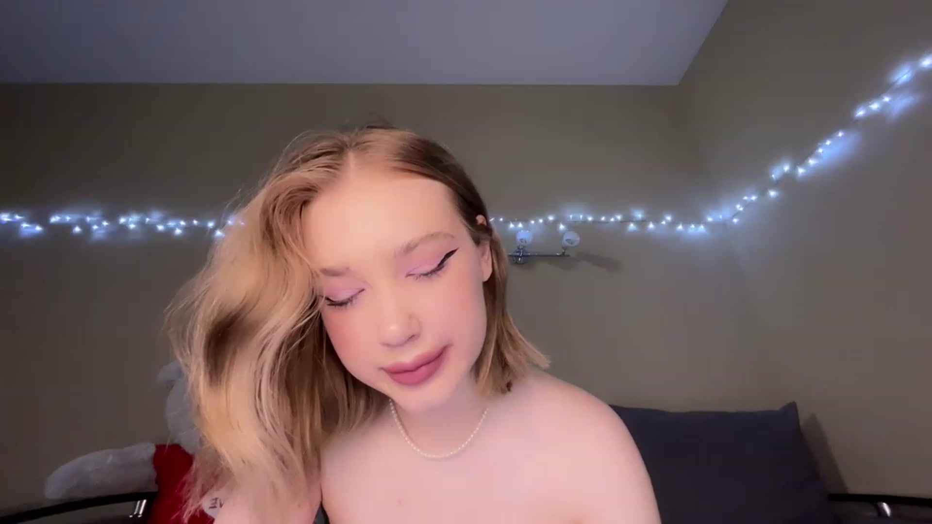 Gallery image thumbnail from Baby_Evaaa's myfreecams stream on, 11/22/2022, 12:09 image 14 of 20
