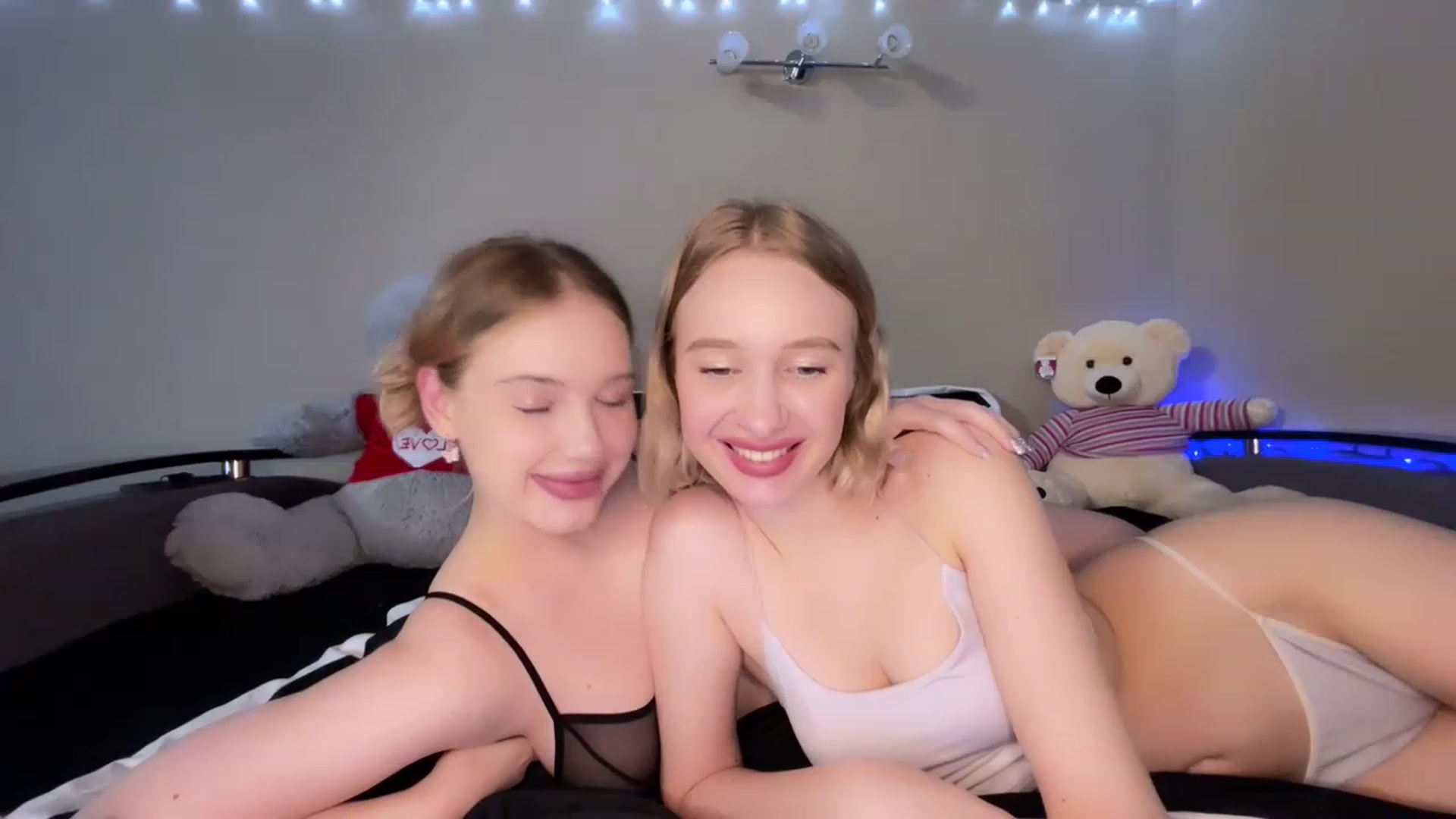 Gallery image thumbnail from Baby_Evaaa's myfreecams stream on, 12/16/2022, 10:02 image 6 of 20