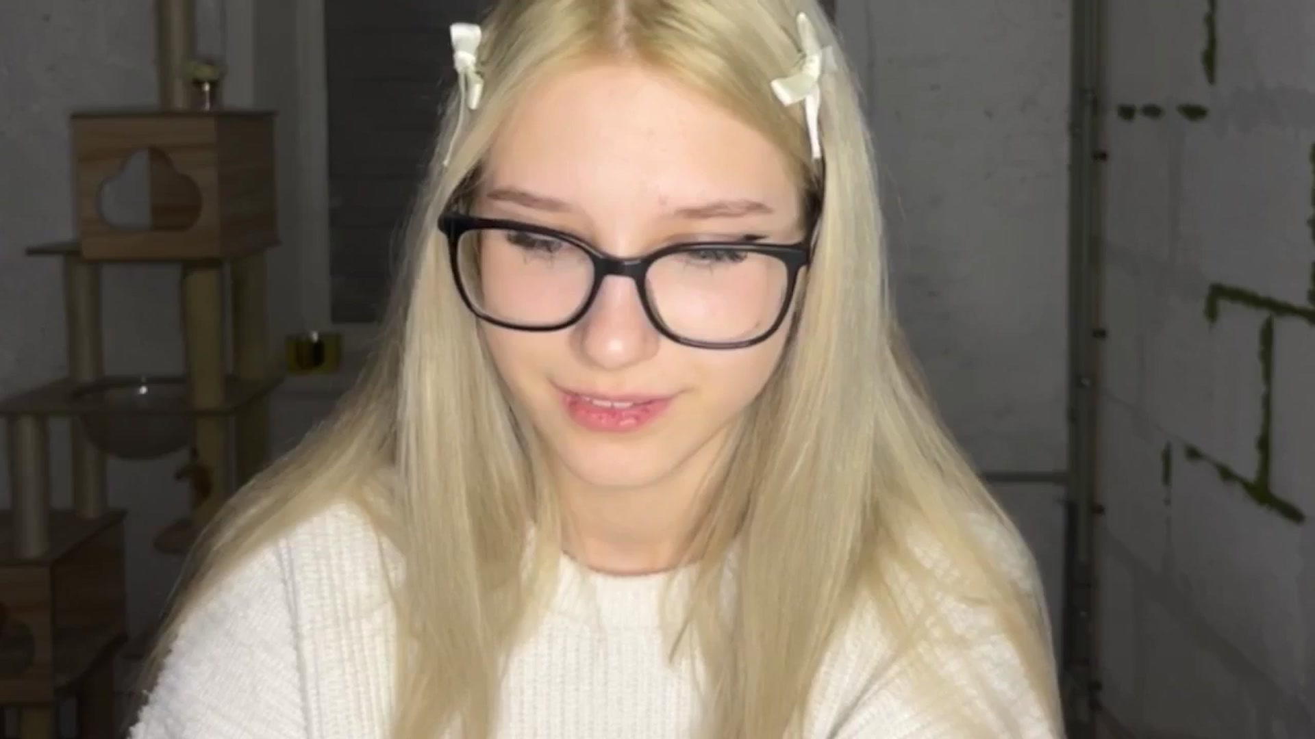 Gallery image thumbnail from Baby_Polly's myfreecams stream on, 03/31/2026, 24:01 image 3 of 20