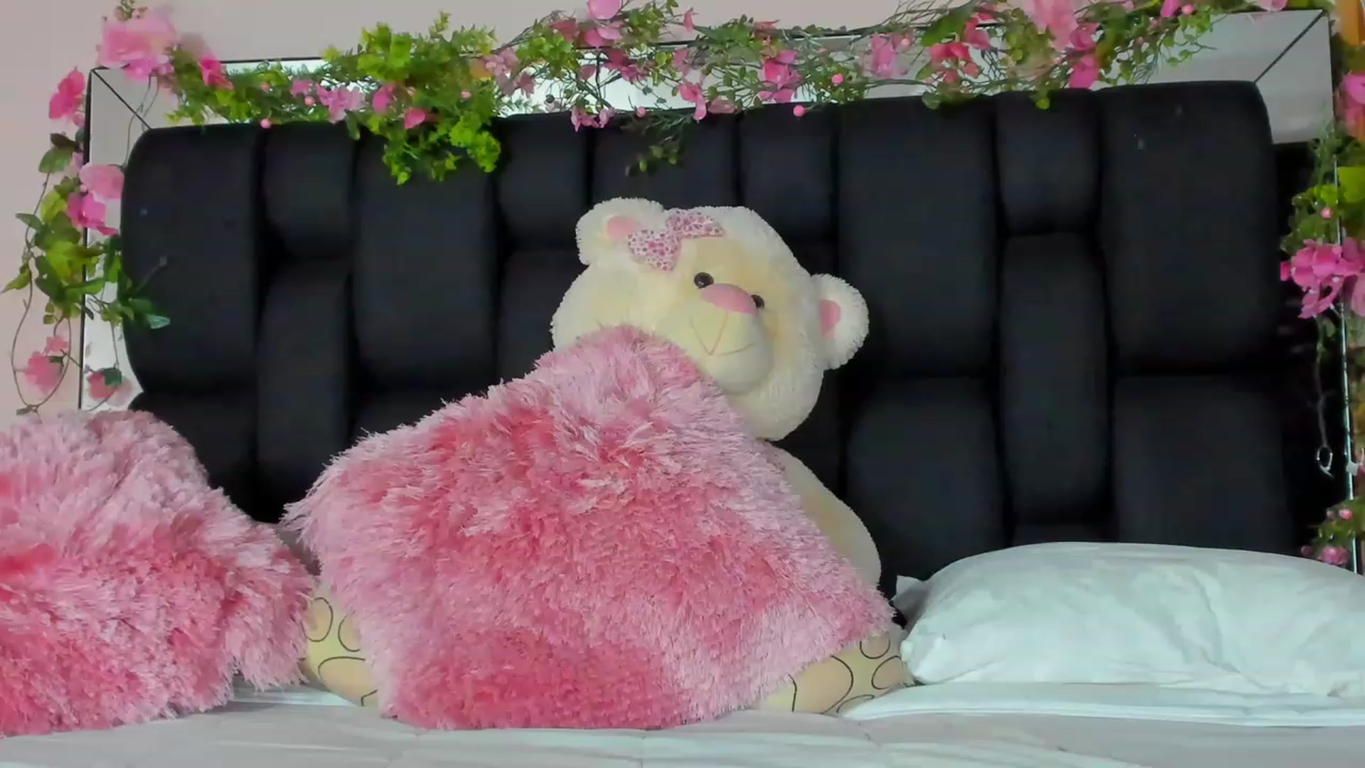 Gallery image thumbnail from Baby_Sweet01's myfreecams stream on, 11/24/2022, 22:36 image 19 of 20