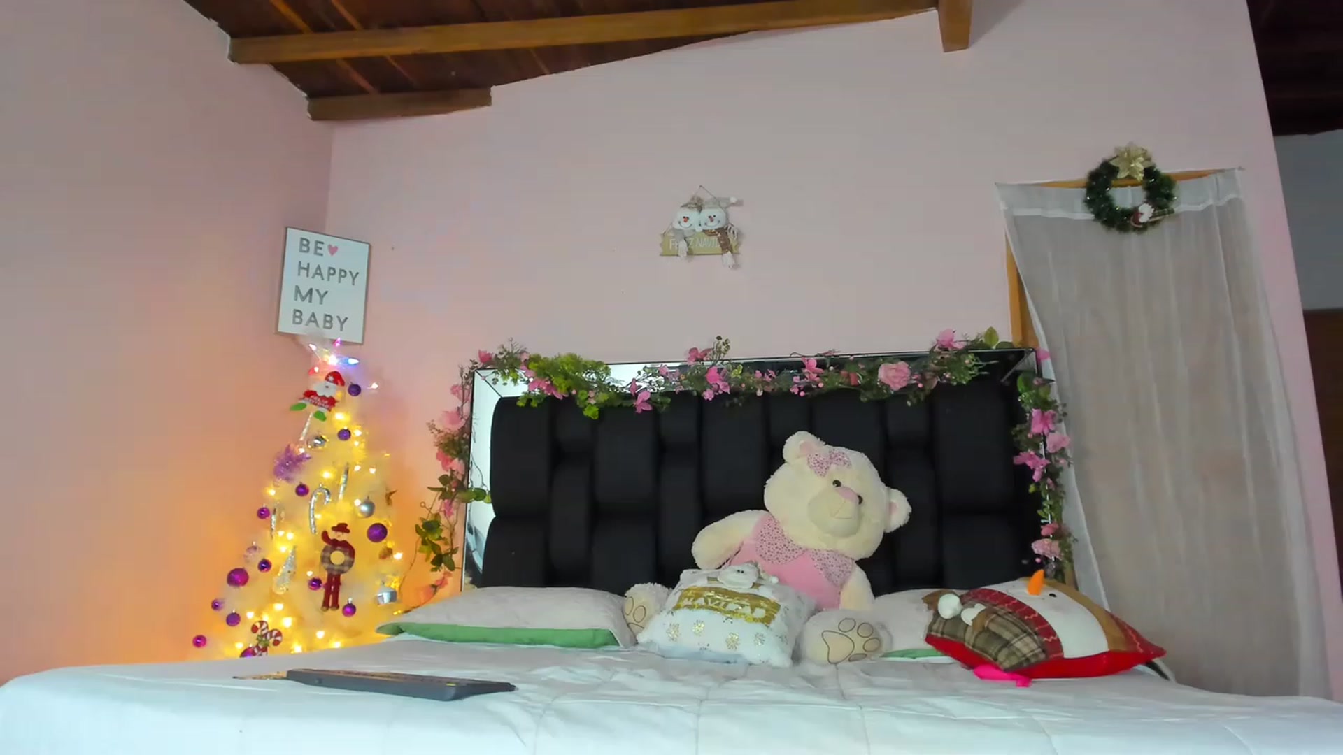 Gallery image thumbnail from Baby_Sweet01's myfreecams stream on, 12/04/2022, 22:45 image 13 of 20