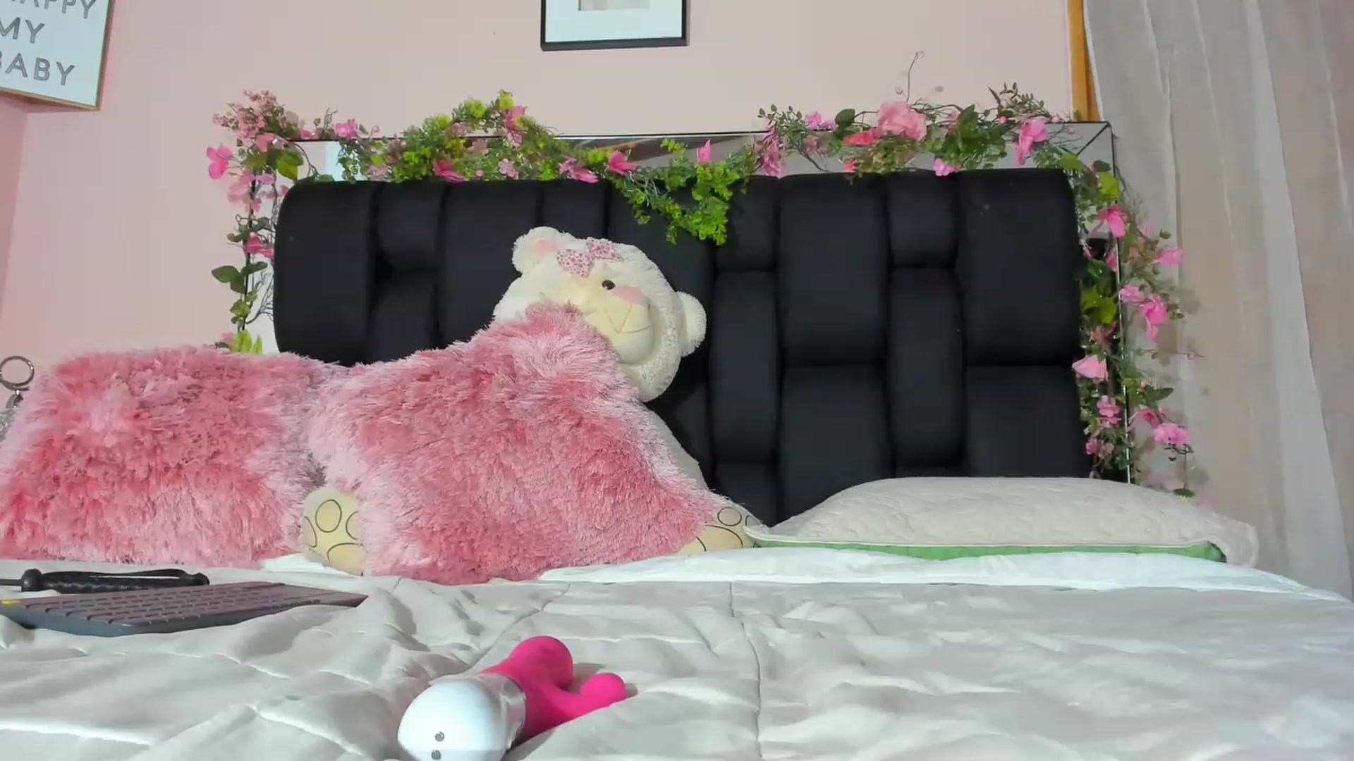Gallery image thumbnail from Baby_Sweet01's myfreecams stream on, 01/04/2023, 23:22 image 18 of 20