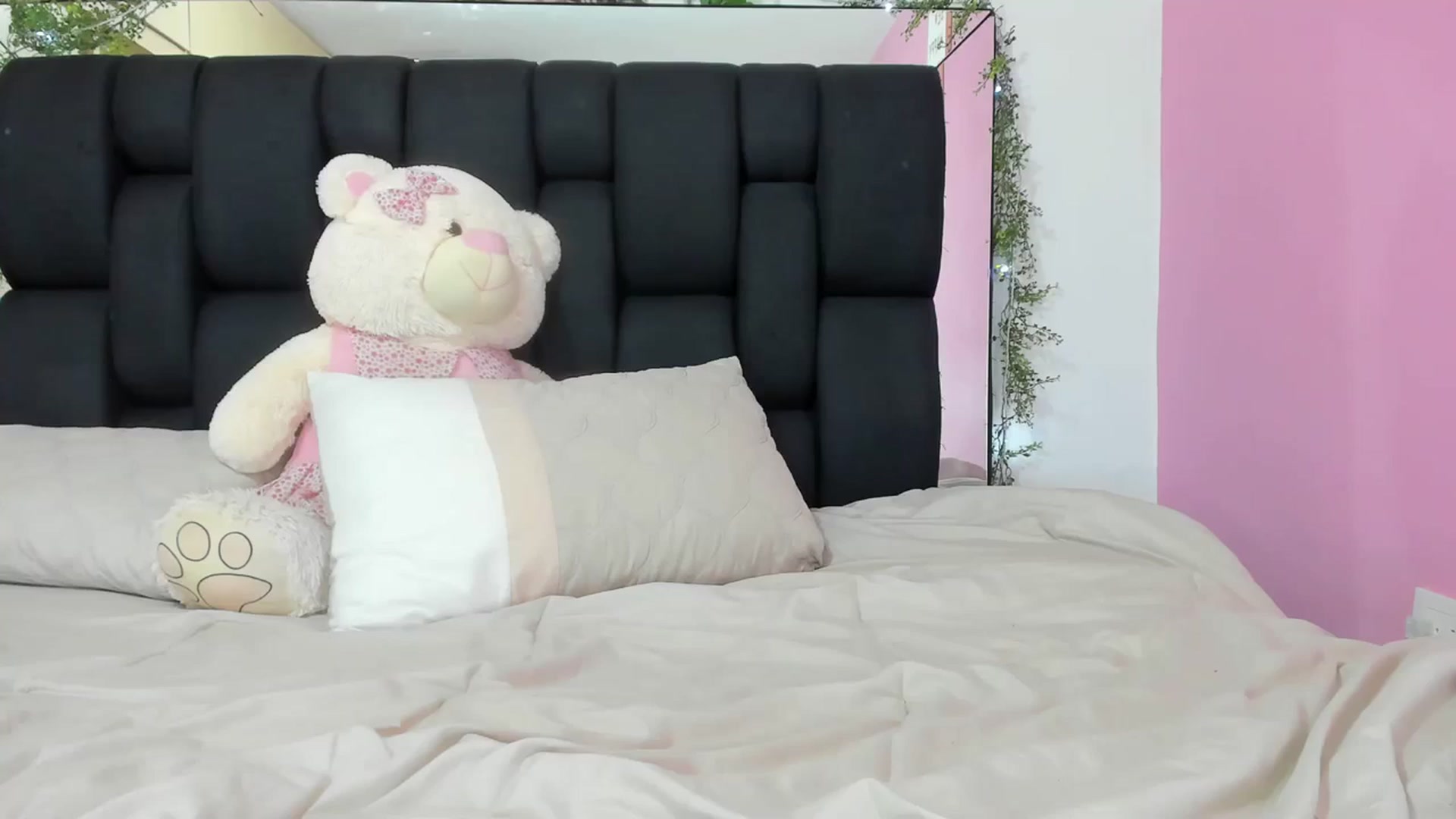 Gallery image thumbnail from Baby_Sweet01's myfreecams stream on, 01/15/2024, 22:20 image 18 of 20