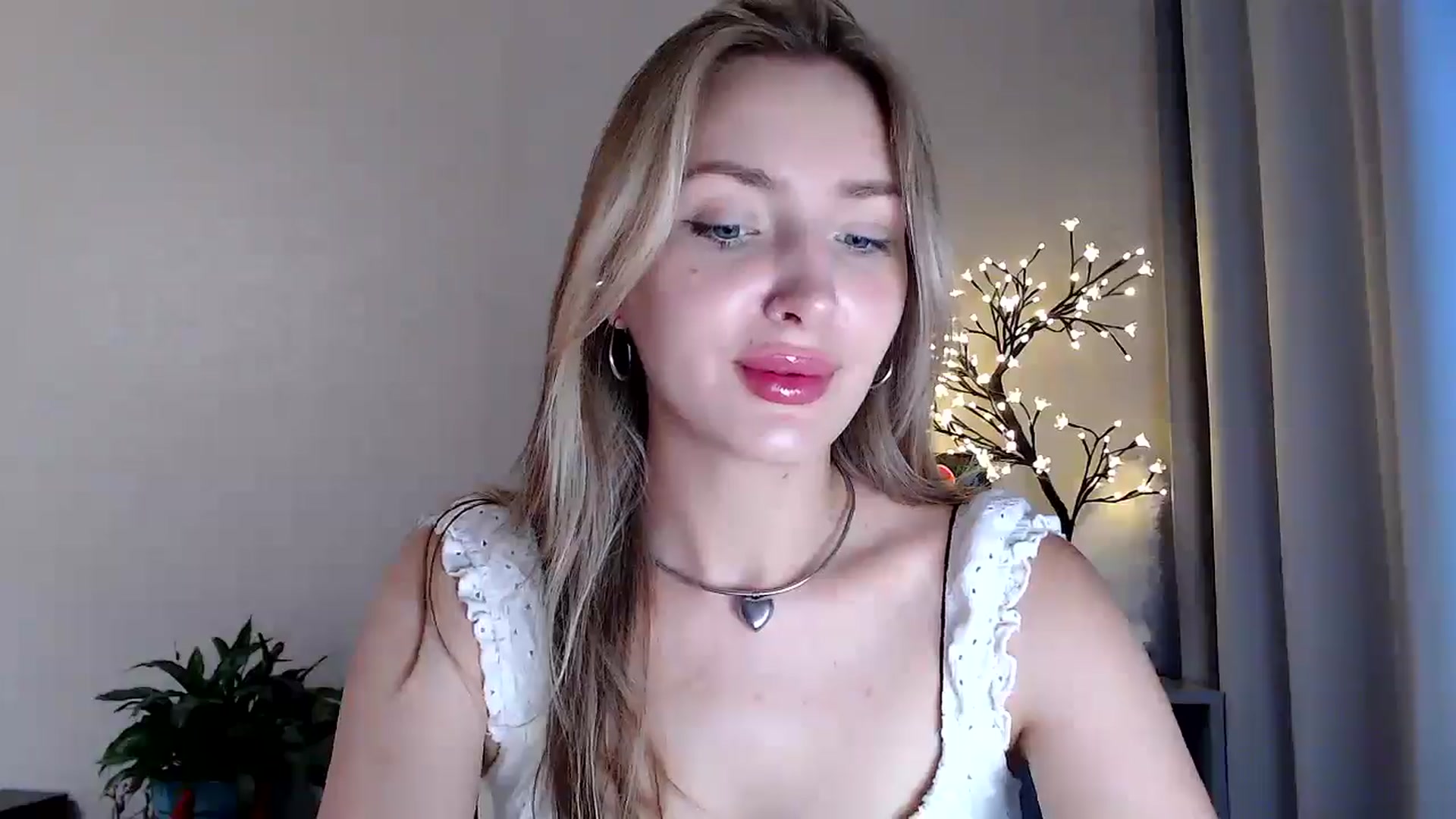 Gallery image thumbnail from Baby__Blue's myfreecams stream on, 08/05/2025, 16:00 image 7 of 20