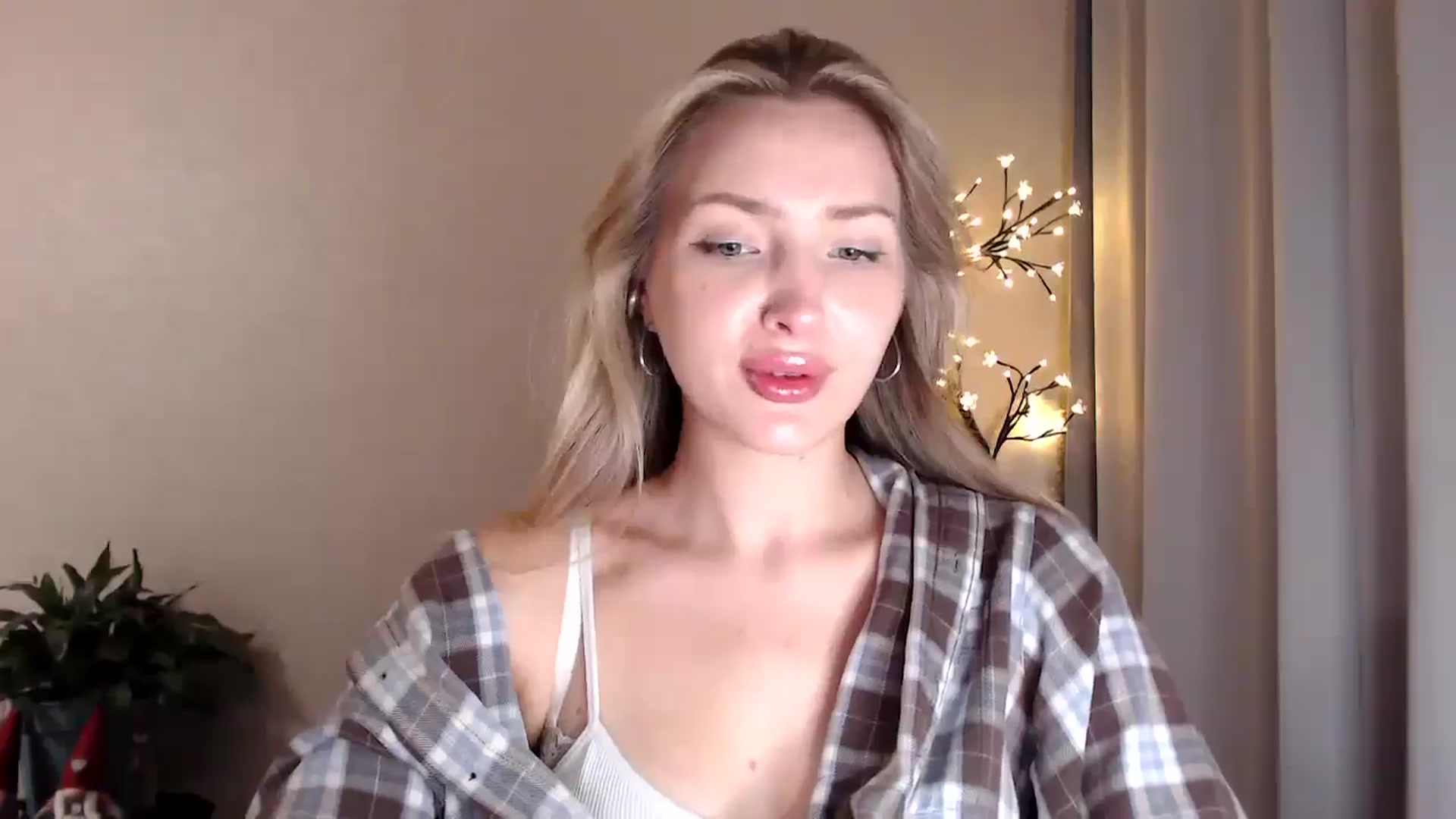 Gallery image thumbnail from Baby__Blue's myfreecams stream on, 08/12/2025, 22:17 image 6 of 20