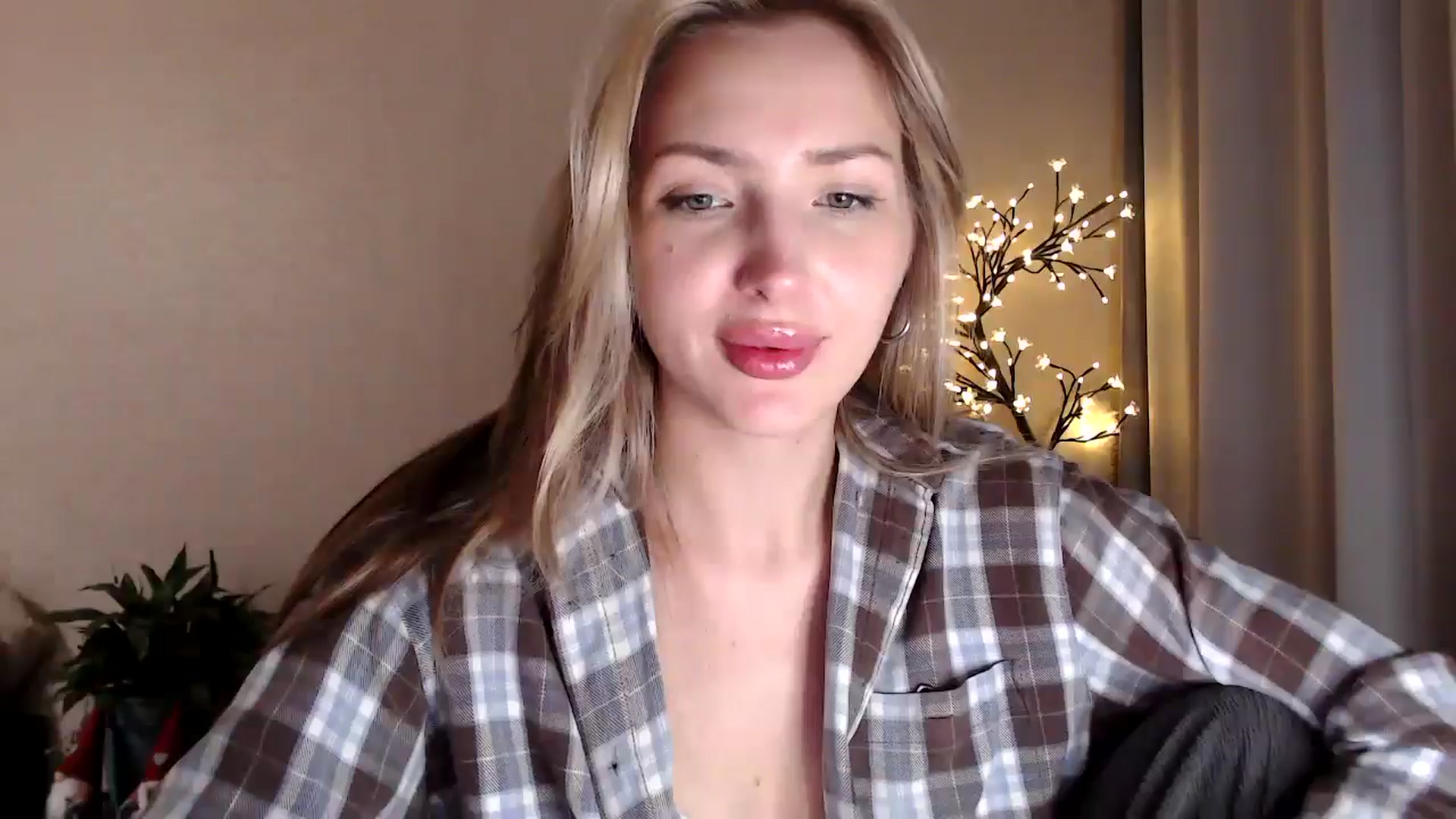 Gallery image thumbnail from Baby__Blue's myfreecams stream on, 08/12/2025, 22:17 image 16 of 20