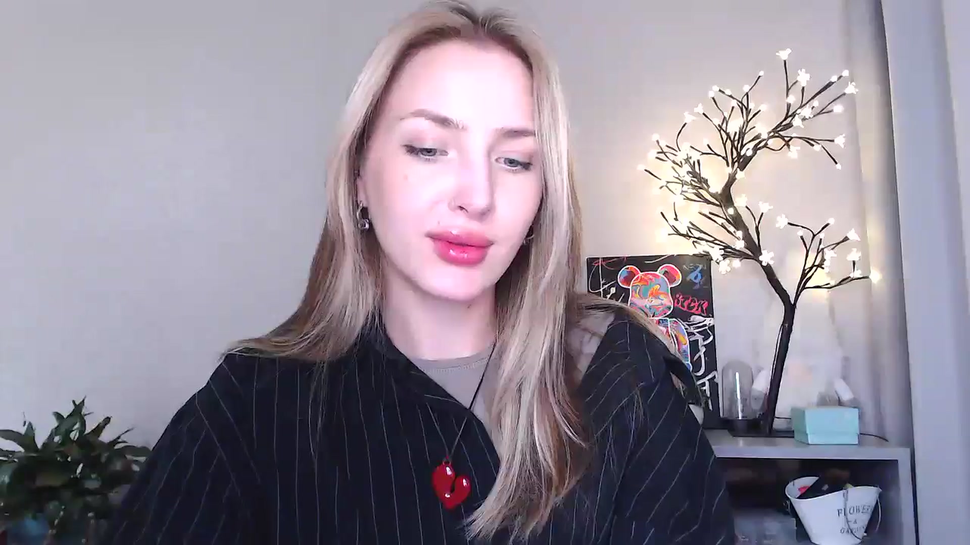 Gallery image thumbnail from Baby__Blue's myfreecams stream on, 08/19/2025, 14:48 image 15 of 20