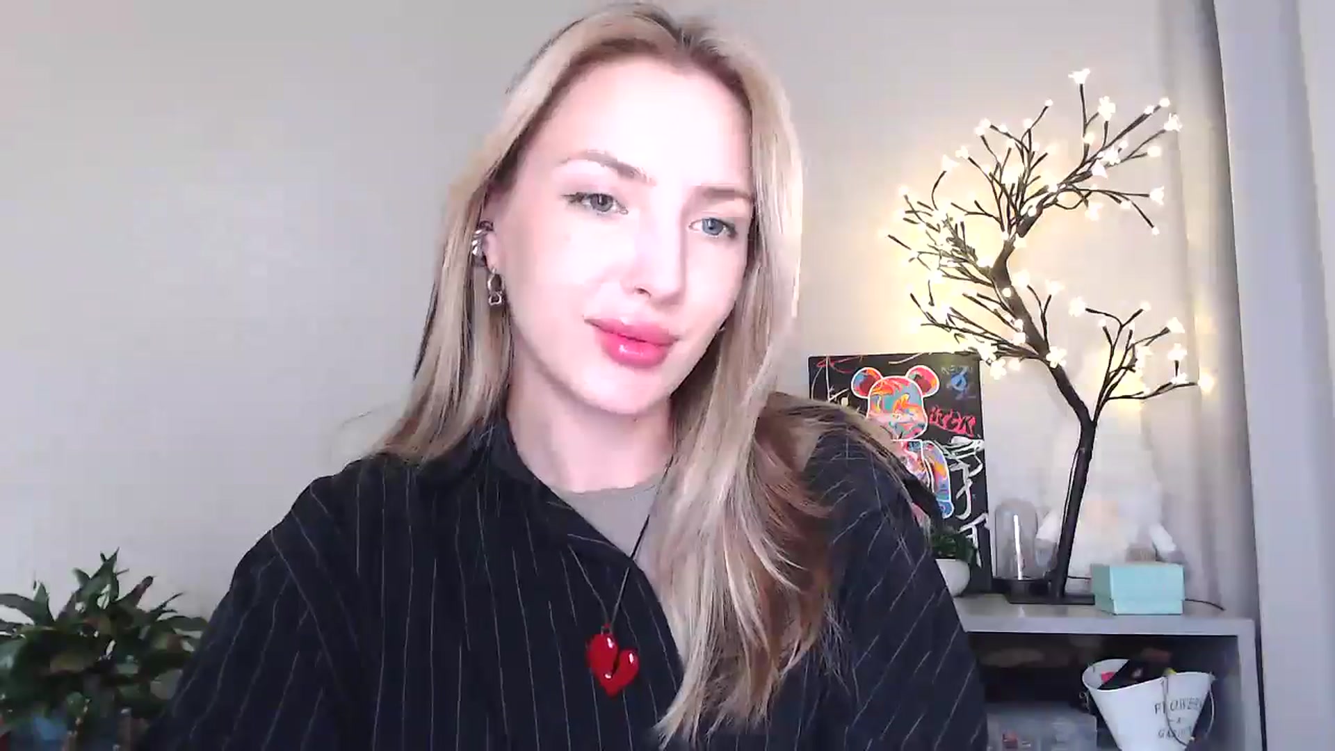 Gallery image thumbnail from Baby__Blue's myfreecams stream on, 08/19/2025, 14:48 image 13 of 20