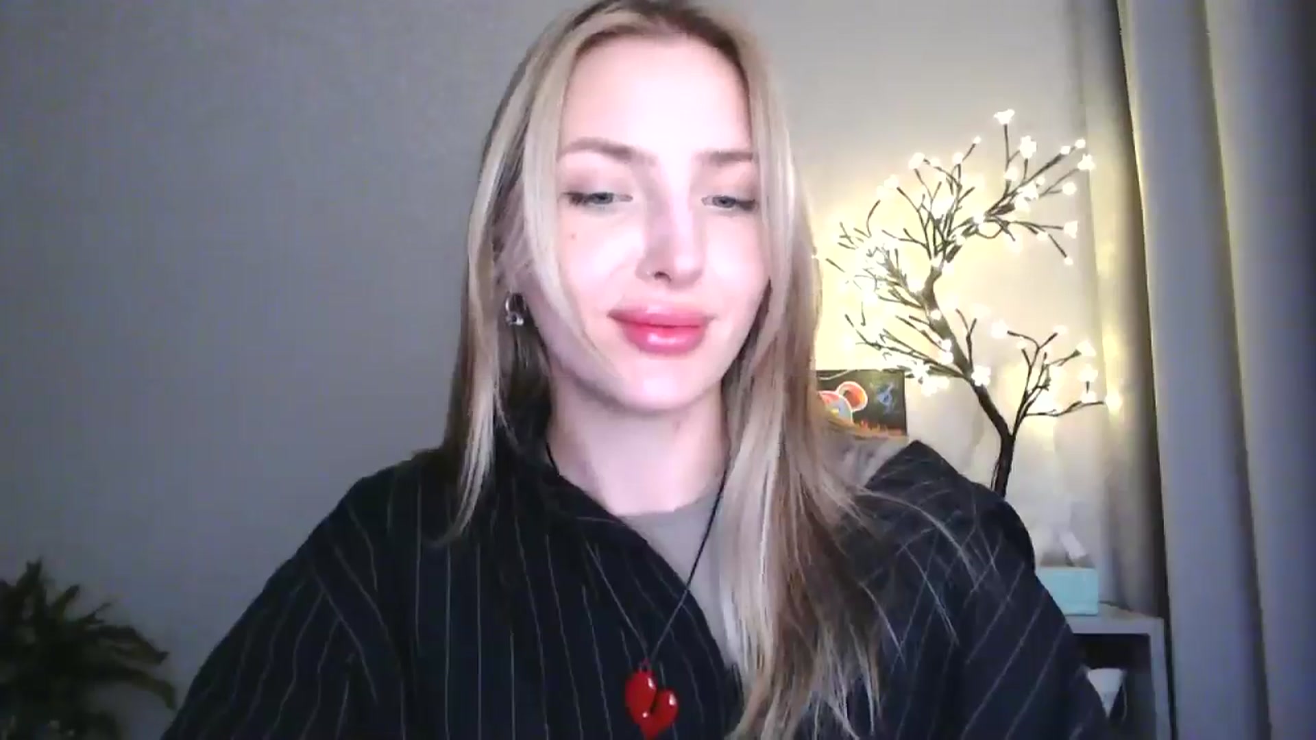 Gallery image thumbnail from Baby__Blue's myfreecams stream on, 08/19/2025, 15:30 image 14 of 20