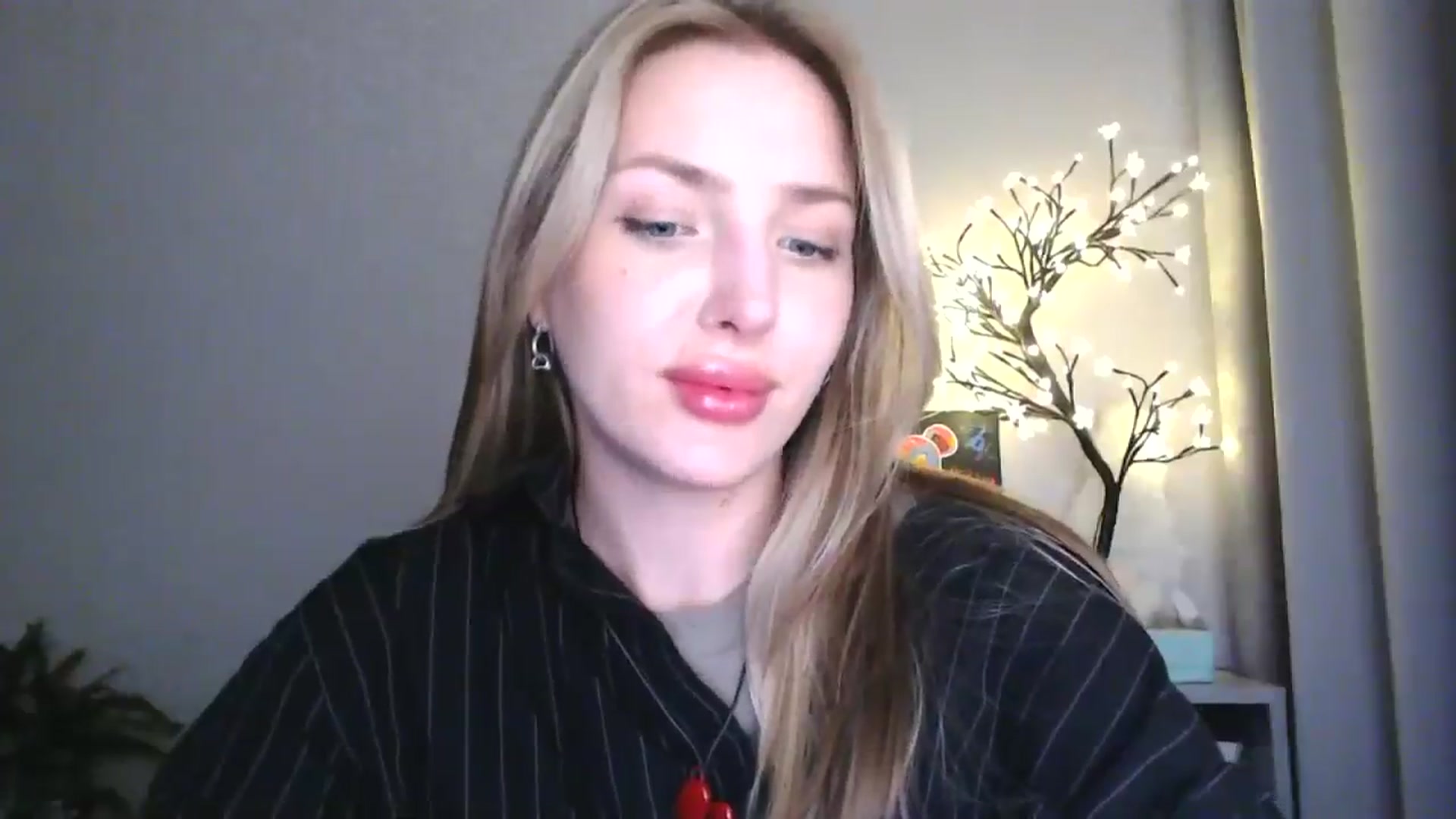 Gallery image thumbnail from Baby__Blue's myfreecams stream on, 08/19/2025, 15:30 image 18 of 20