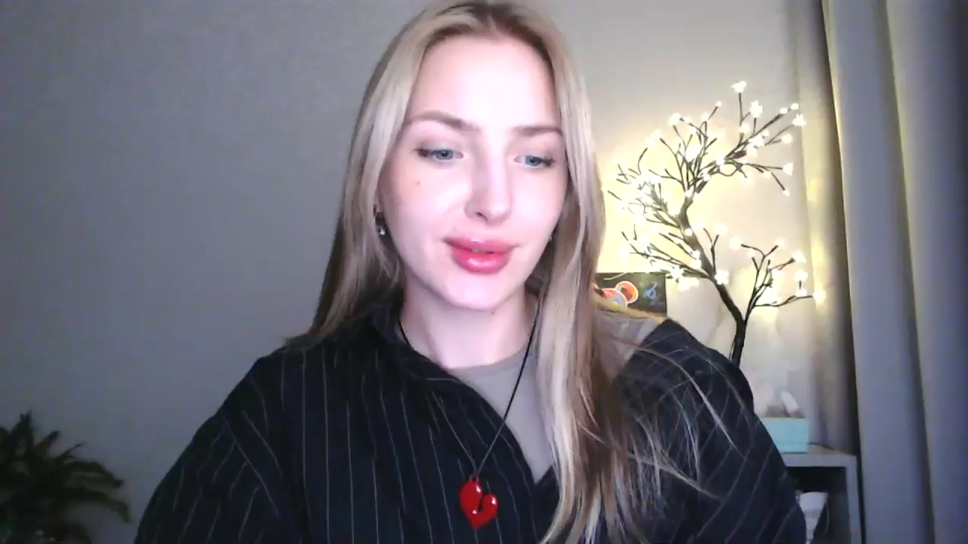 Gallery image thumbnail from Baby__Blue's myfreecams stream on, 08/19/2025, 15:30 image 12 of 20