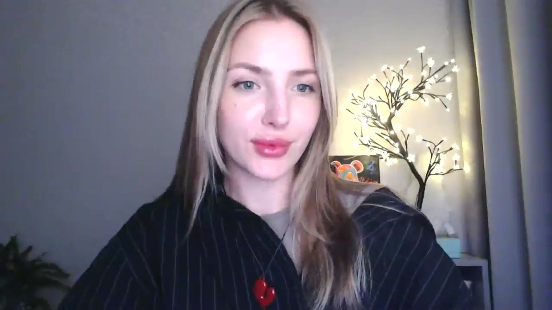 Gallery image thumbnail from Baby__Blue's myfreecams stream on, 08/19/2025, 15:30 image 16 of 20