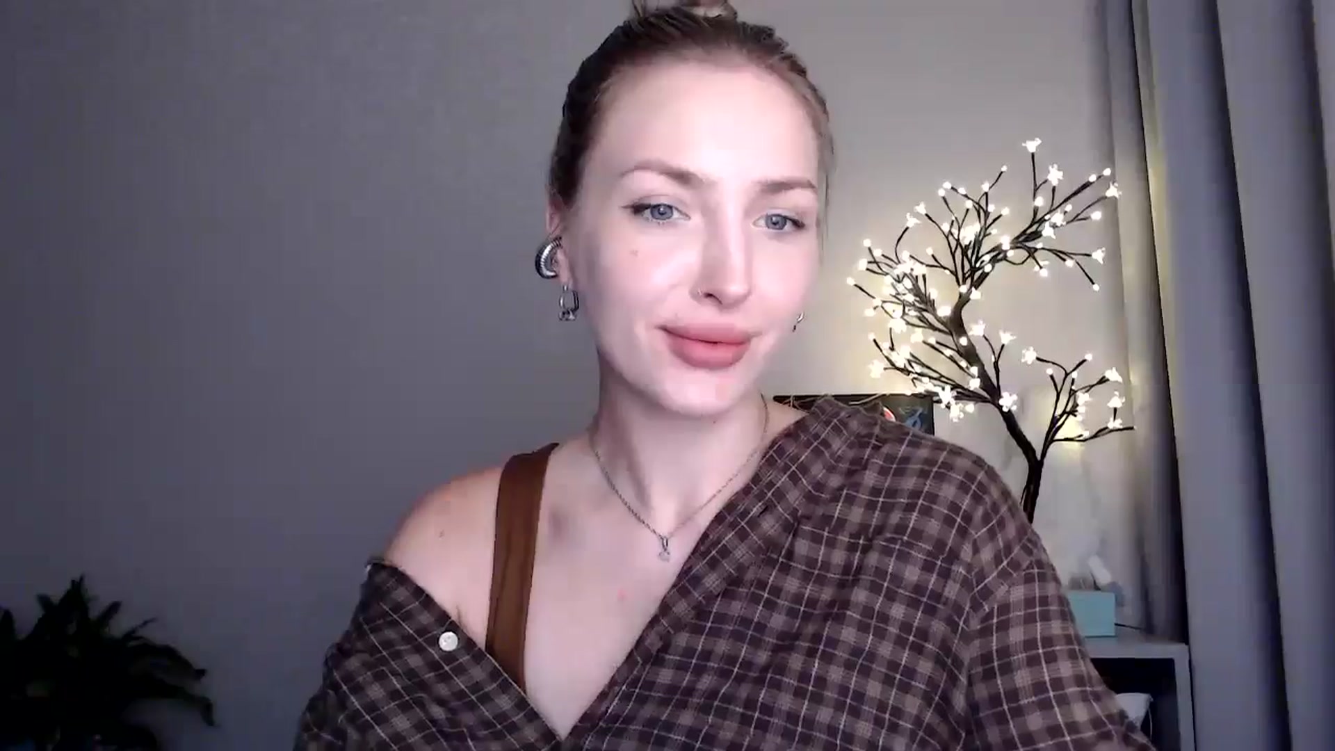 Gallery image thumbnail from Baby__Blue's myfreecams stream on, 08/20/2025, 14:56 image 16 of 20