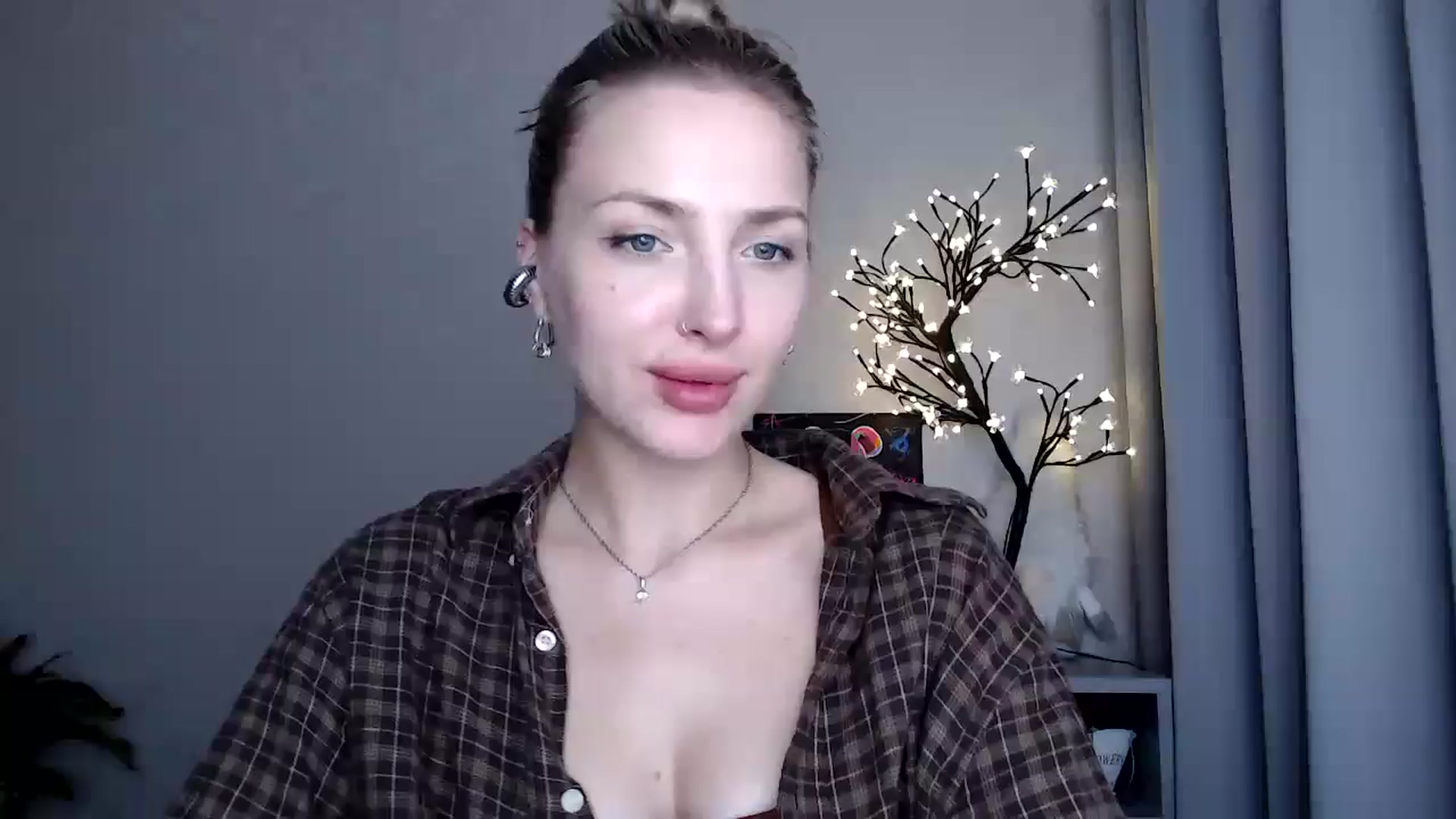 Gallery image thumbnail from Baby__Blue's myfreecams stream on, 08/20/2025, 22:07 image 16 of 20