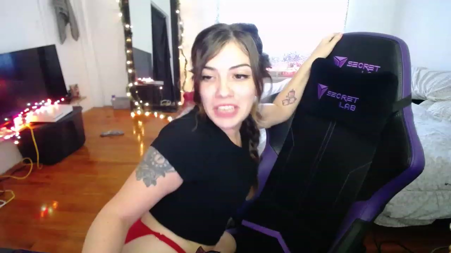 Gallery image thumbnail from BabyxKat's myfreecams stream on, 12/21/2022, 20:42 image 6 of 20