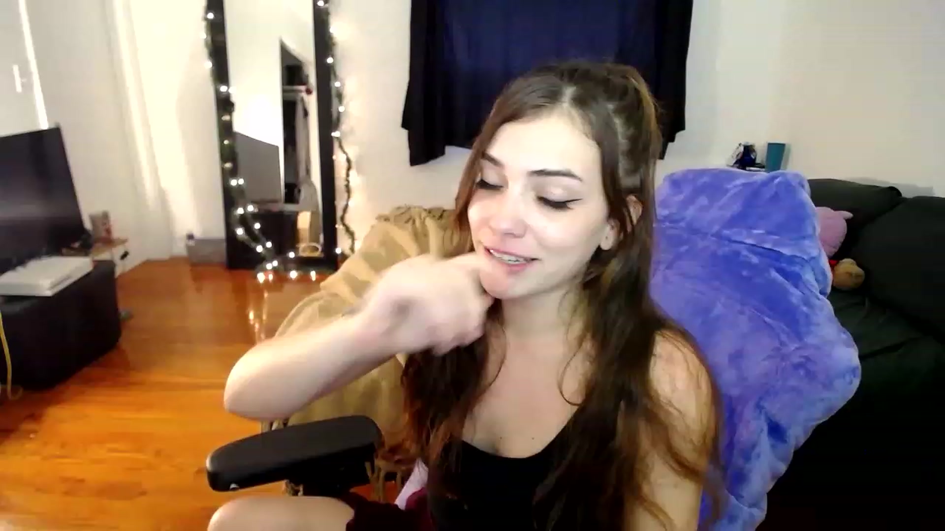 Gallery image thumbnail from BabyxKat's myfreecams stream on, 12/22/2022, 20:09 image 5 of 20