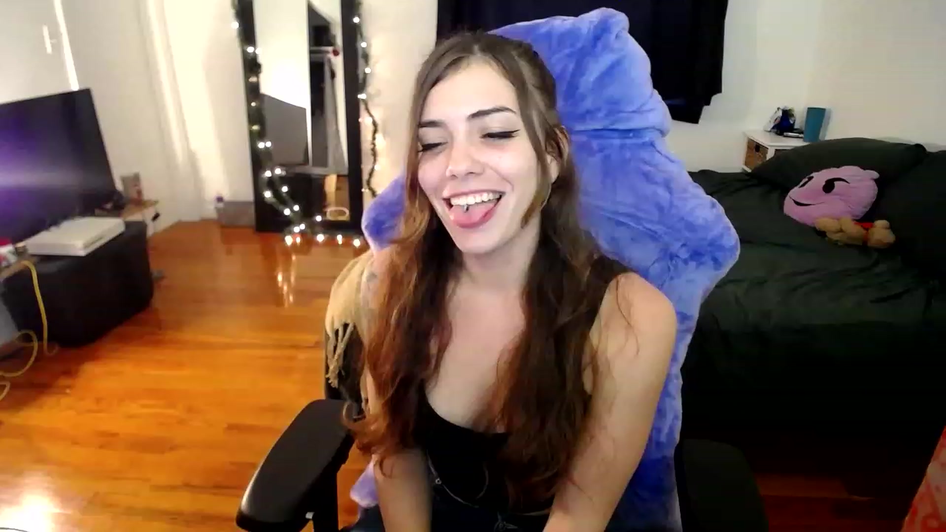 Gallery image thumbnail from BabyxKat's myfreecams stream on, 12/22/2022, 21:29 image 11 of 20