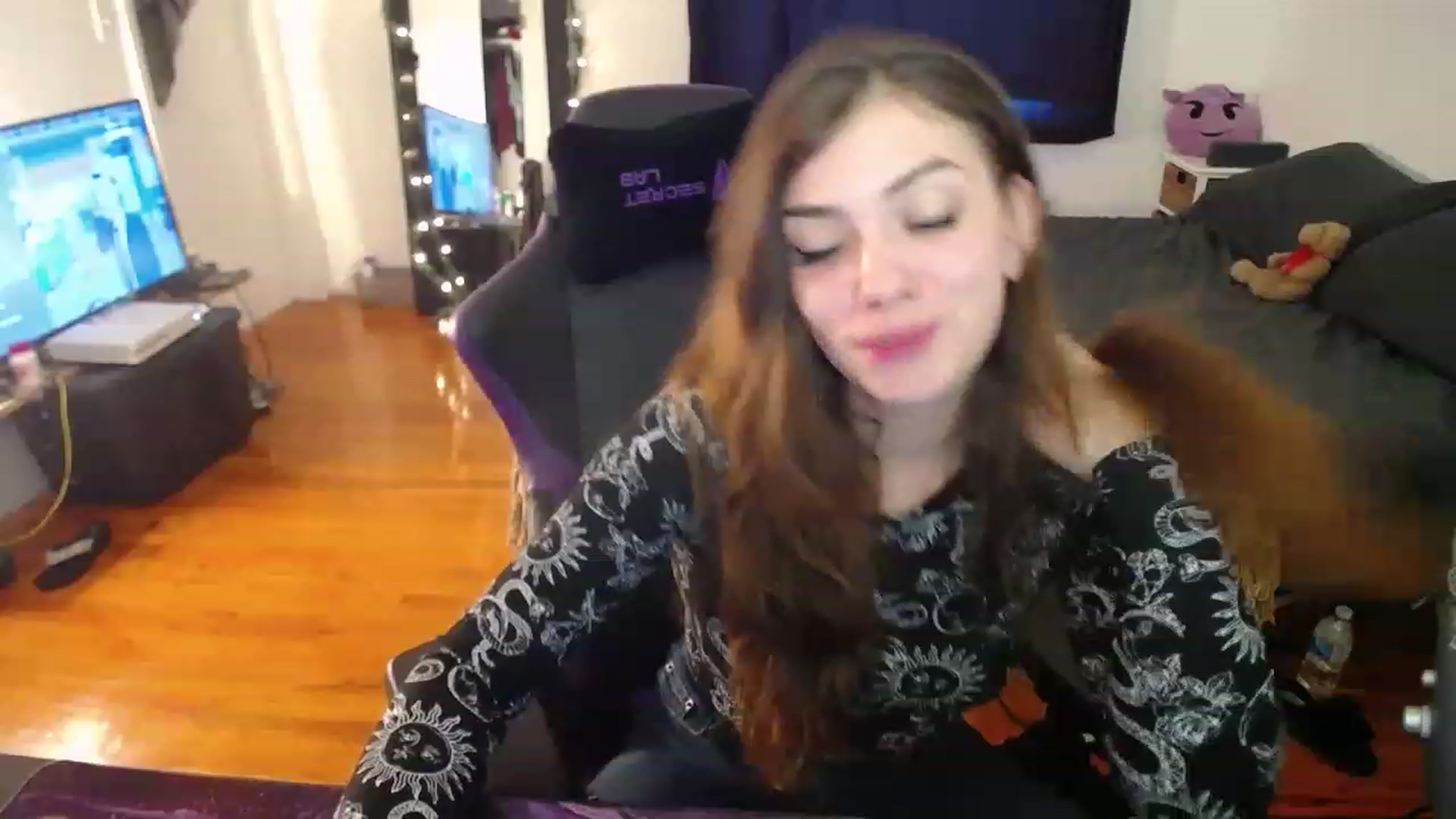 Gallery image thumbnail from BabyxKat's myfreecams stream on, 12/28/2022, 19:35 image 6 of 20