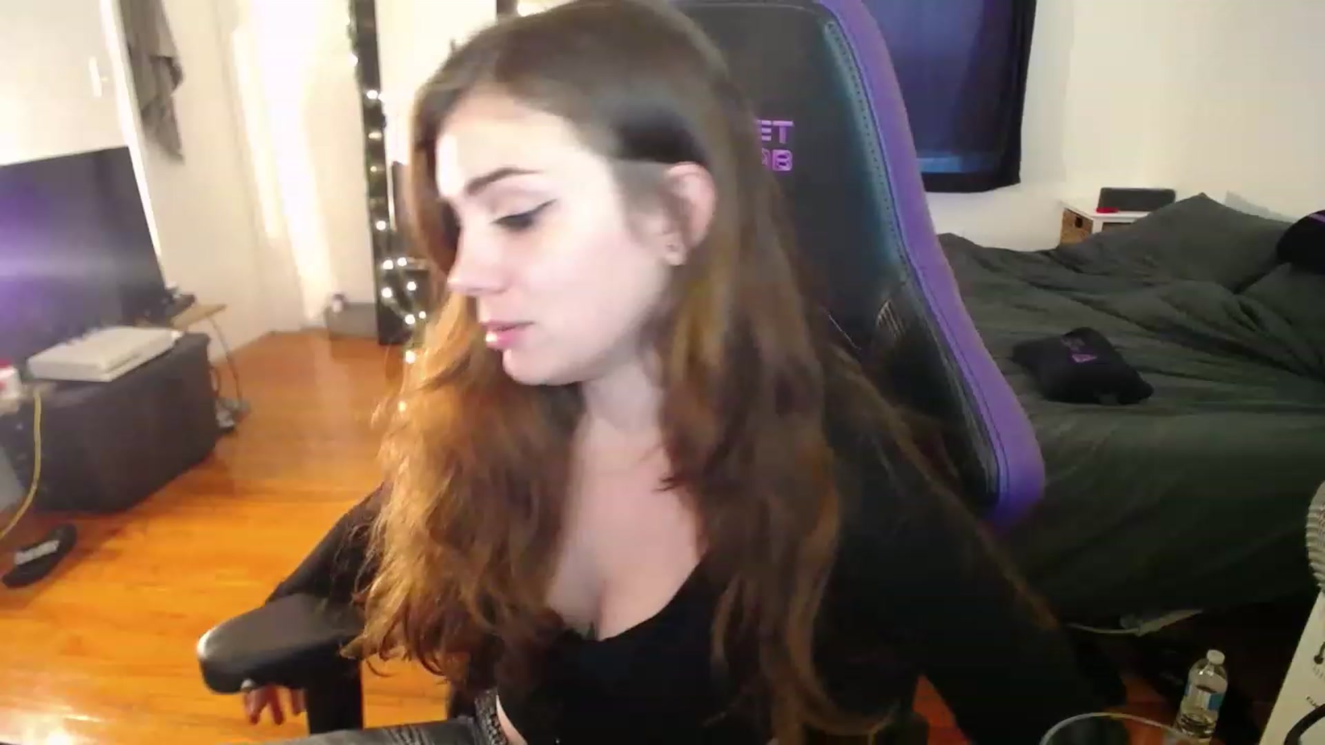 Gallery image thumbnail from BabyxKat's myfreecams stream on, 12/29/2022, 19:03 image 12 of 20