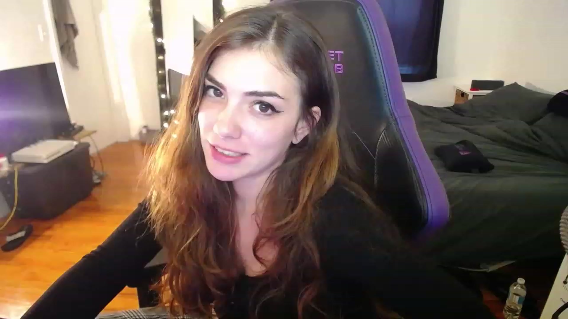 Gallery image thumbnail from BabyxKat's myfreecams stream on, 12/29/2022, 19:03 image 15 of 20