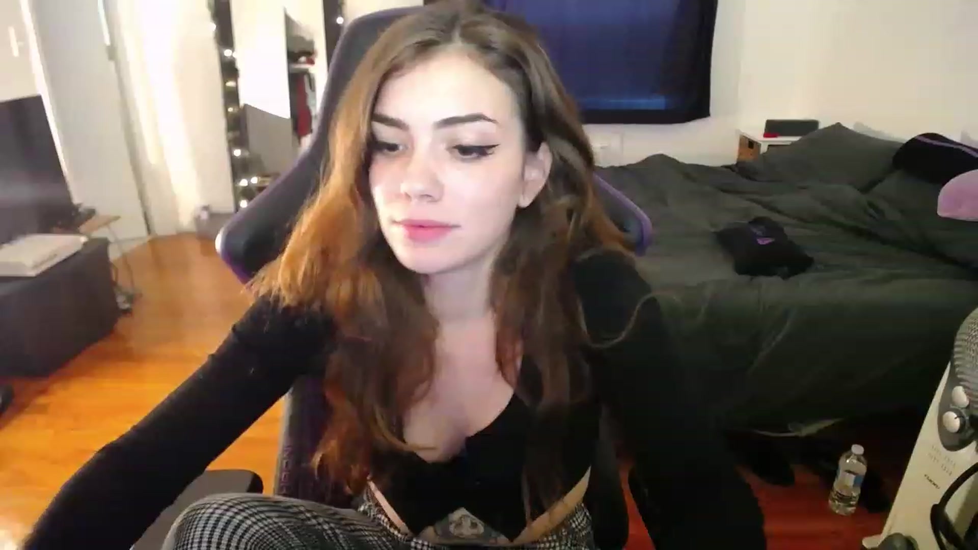 Gallery image thumbnail from BabyxKat's myfreecams stream on, 12/29/2022, 20:04 image 14 of 20