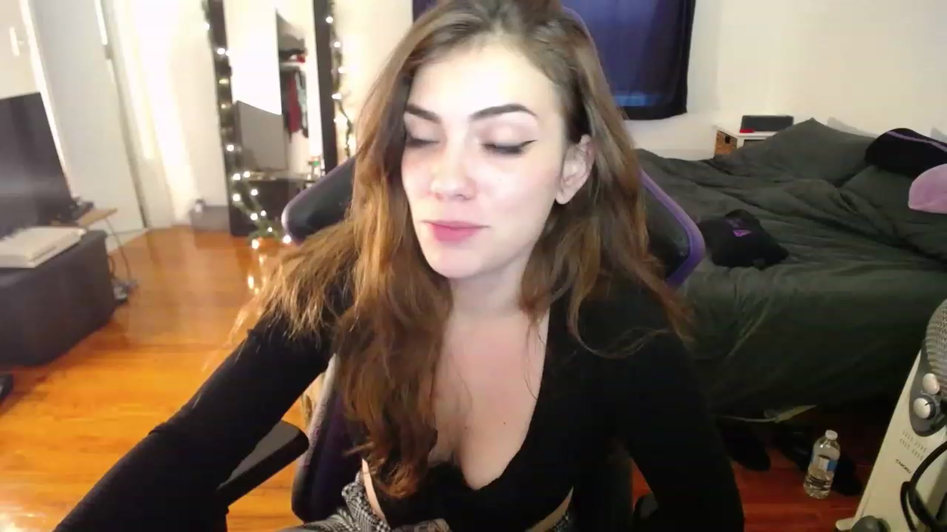 Gallery image thumbnail from BabyxKat's myfreecams stream on, 12/29/2022, 20:04 image 6 of 20