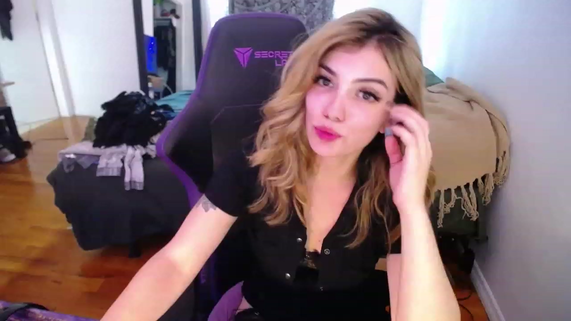 Gallery image thumbnail from BabyxKat's myfreecams stream on, 06/01/2023, 19:01 image 3 of 20