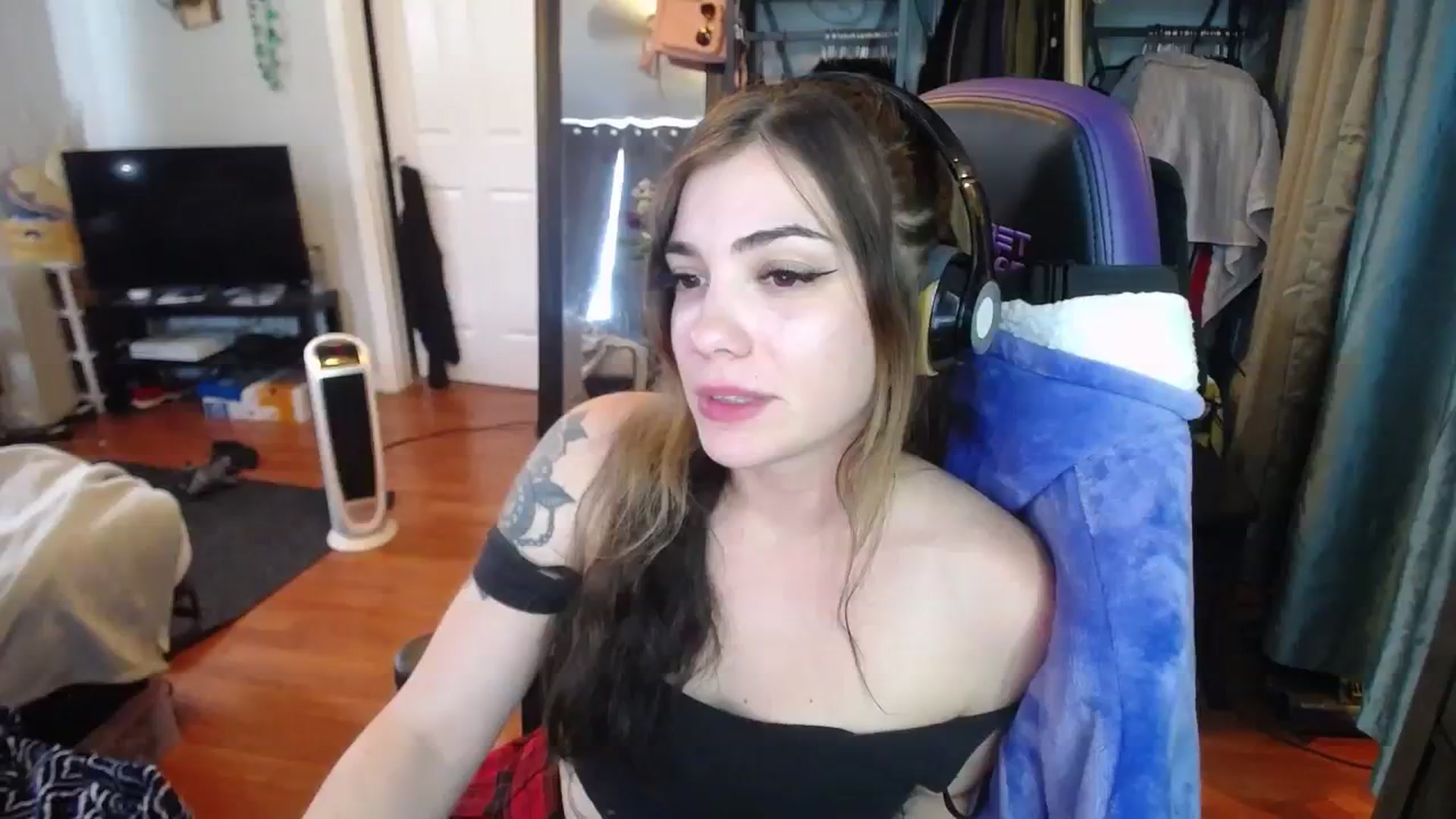 Gallery image thumbnail from BabyxKat's myfreecams stream on, 03/13/2024, 19:59 image 16 of 20
