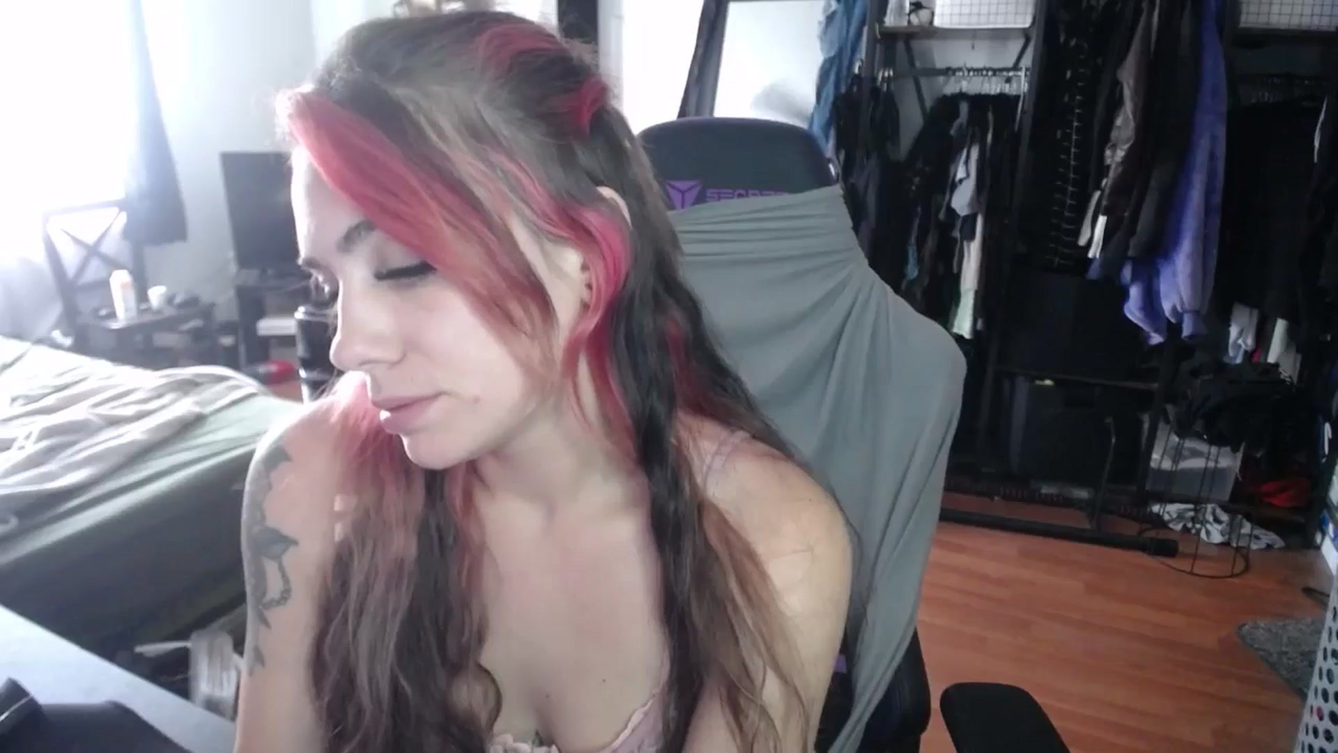 Gallery image thumbnail from BabyxKat's myfreecams stream on, 10/03/2024, 20:32 image 6 of 20