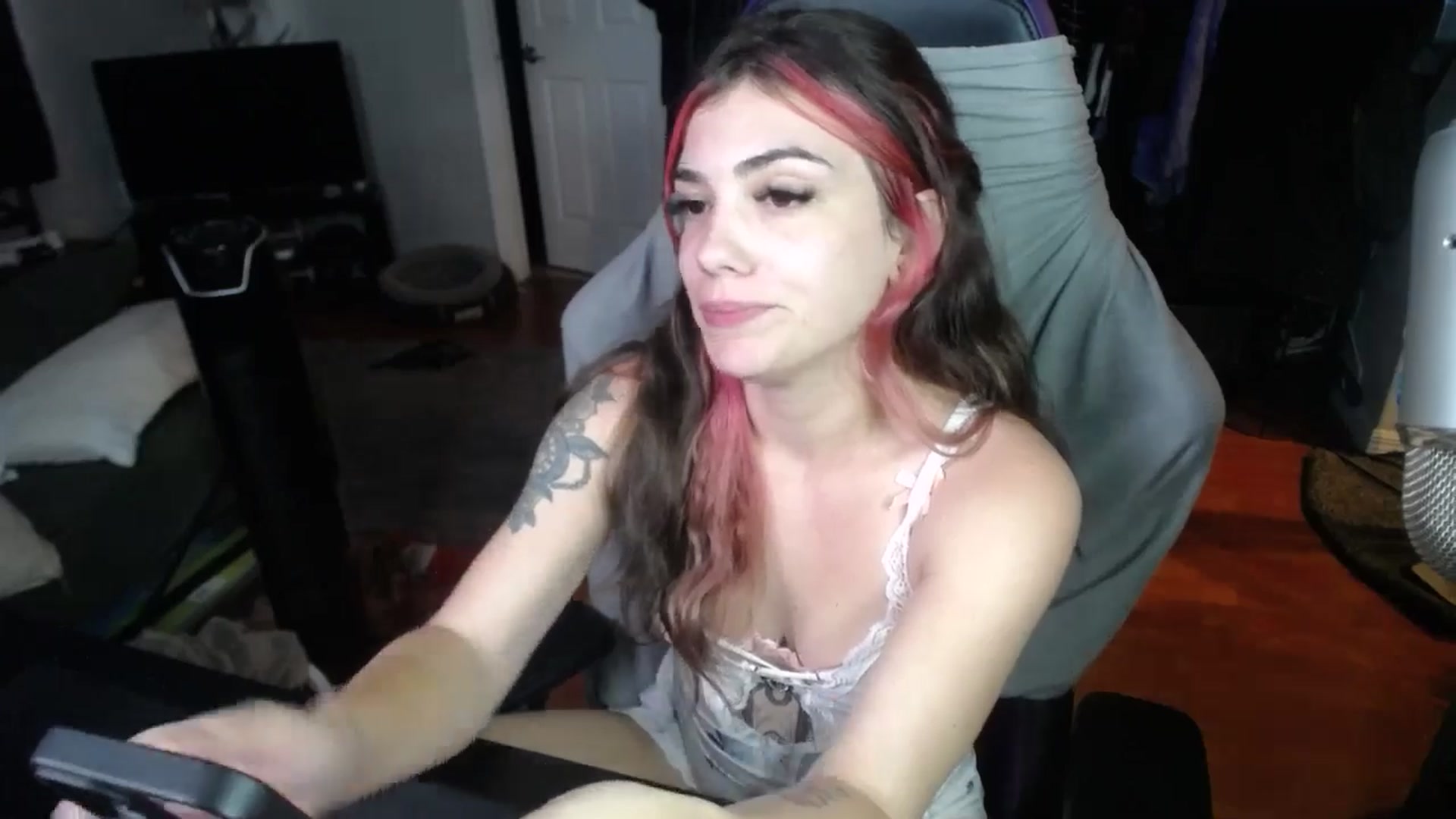 Gallery image thumbnail from BabyxKat's myfreecams stream on, 10/07/2024, 20:25 image 10 of 20