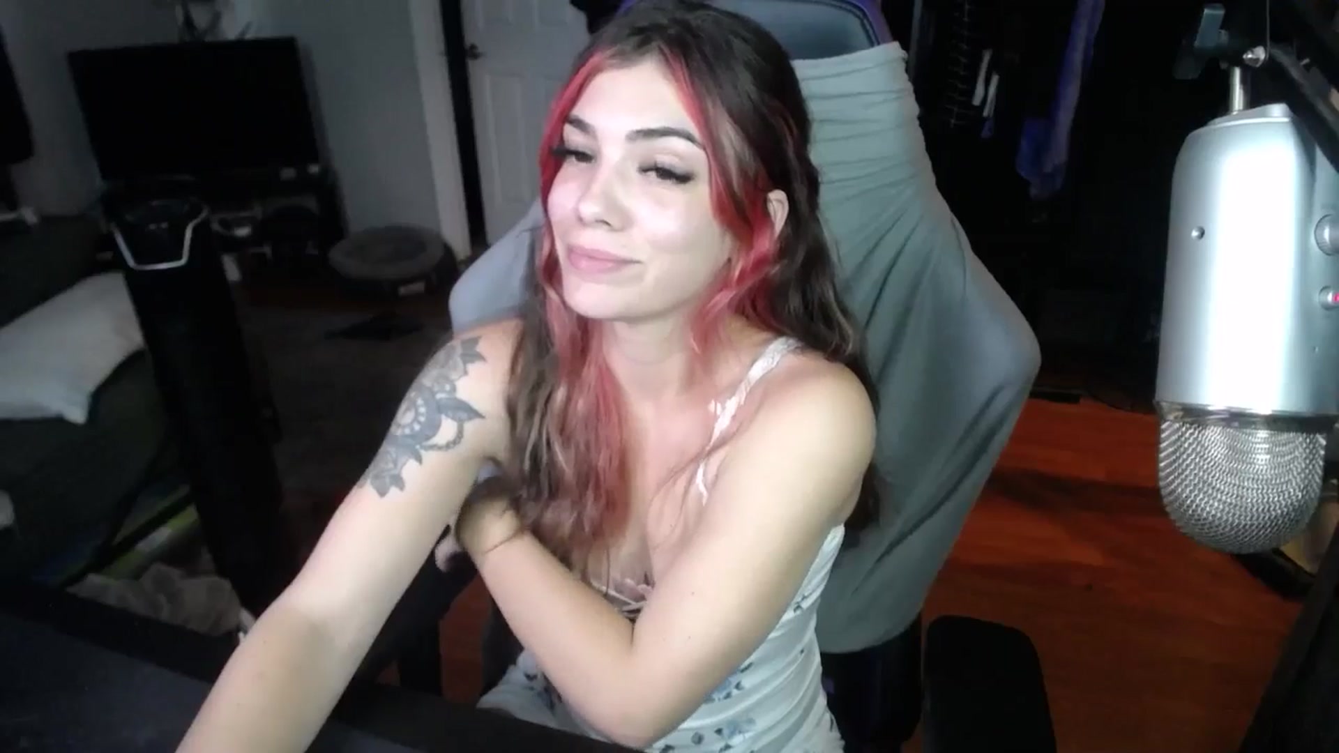 Gallery image thumbnail from BabyxKat's myfreecams stream on, 10/07/2024, 20:25 image 13 of 20