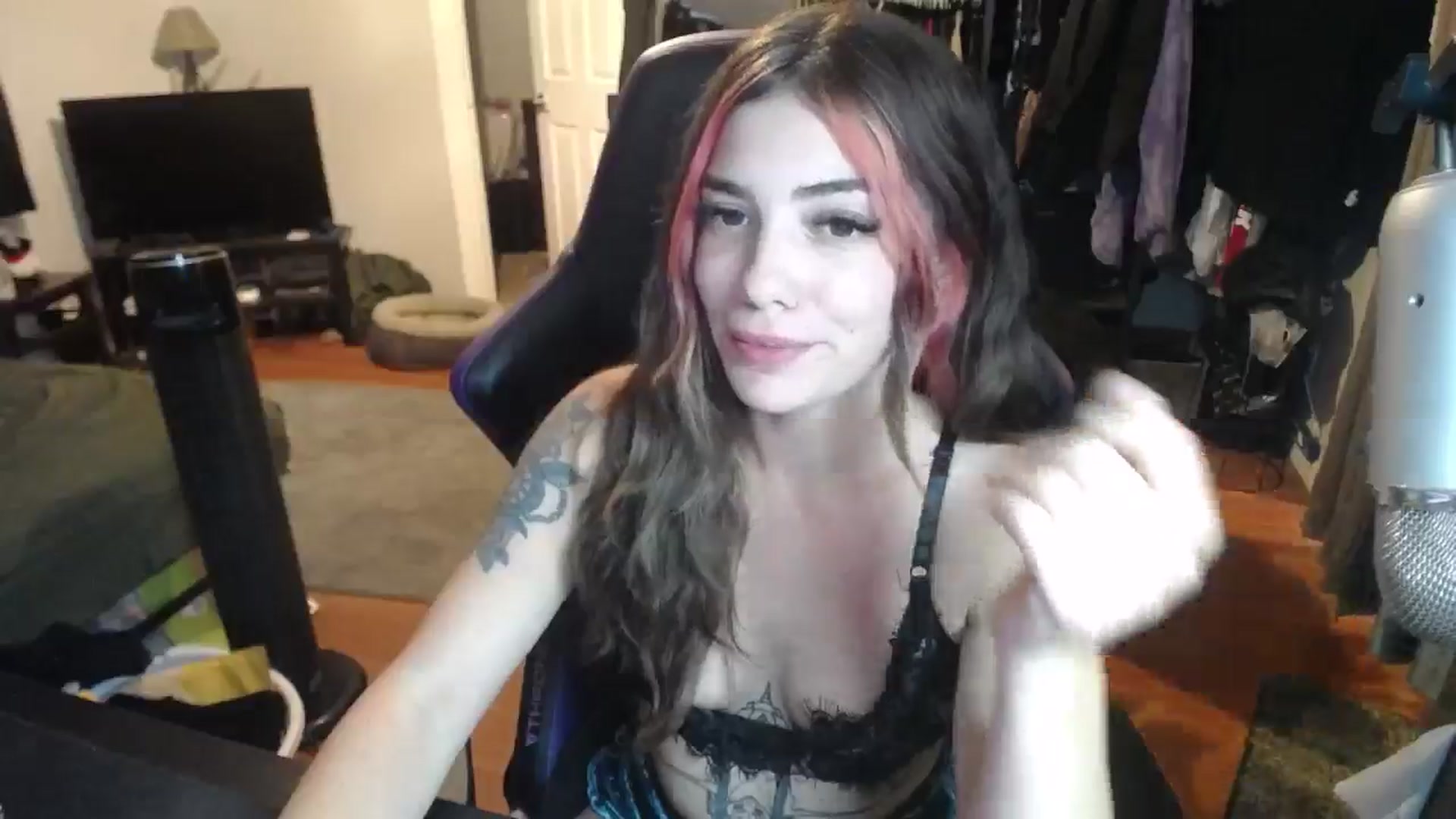 Gallery image thumbnail from BabyxKat's myfreecams stream on, 10/15/2024, 19:41 image 8 of 20