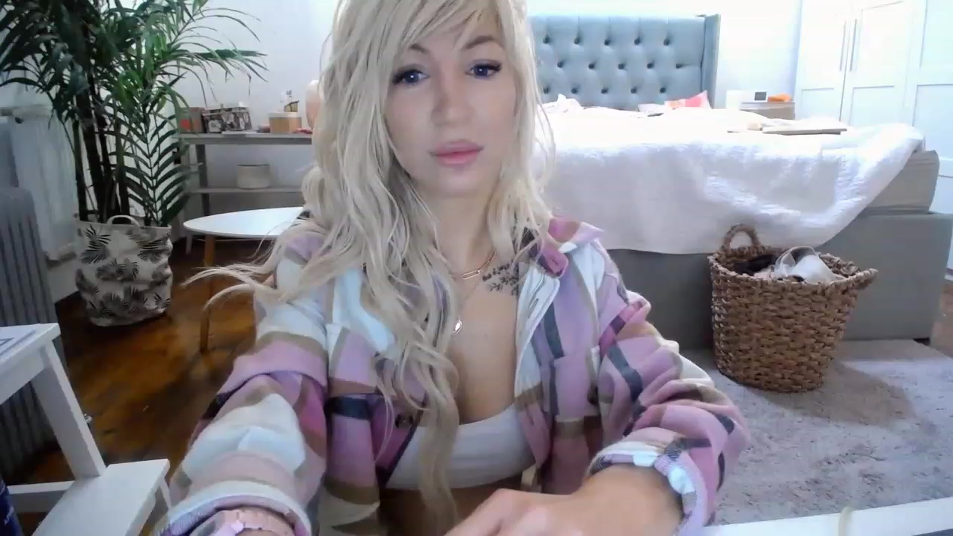 Gallery image thumbnail from BadKaylee_'s myfreecams stream on, 12/22/2022, 10:01 image 1 of 20