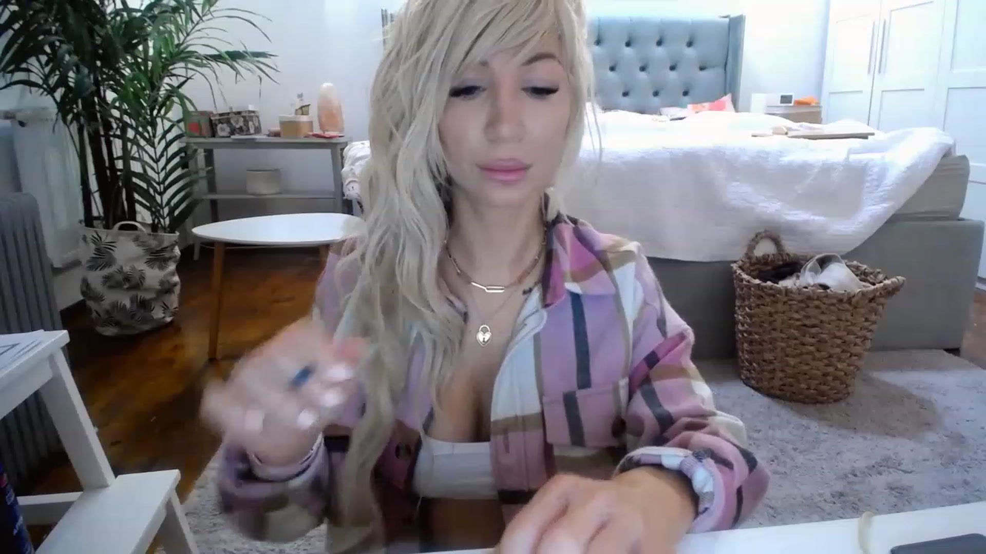 Gallery image thumbnail from BadKaylee_'s myfreecams stream on, 12/22/2022, 10:01 image 8 of 20