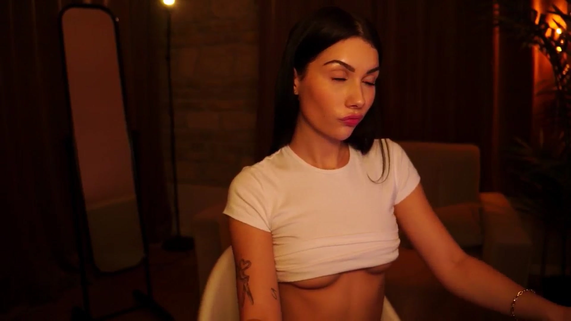 Gallery image thumbnail from Baddie_Bunny's myfreecams stream on, 08/21/2024, 17:35 image 7 of 20