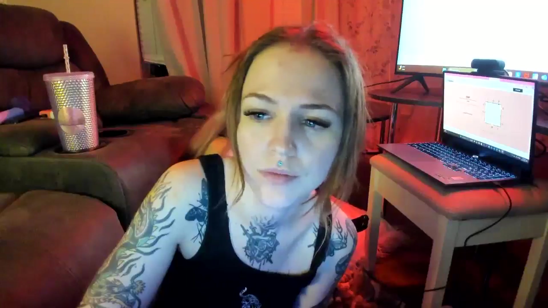 Gallery image thumbnail from Baileyskyes's myfreecams stream on, 10/16/2024, 11:39 image 17 of 20