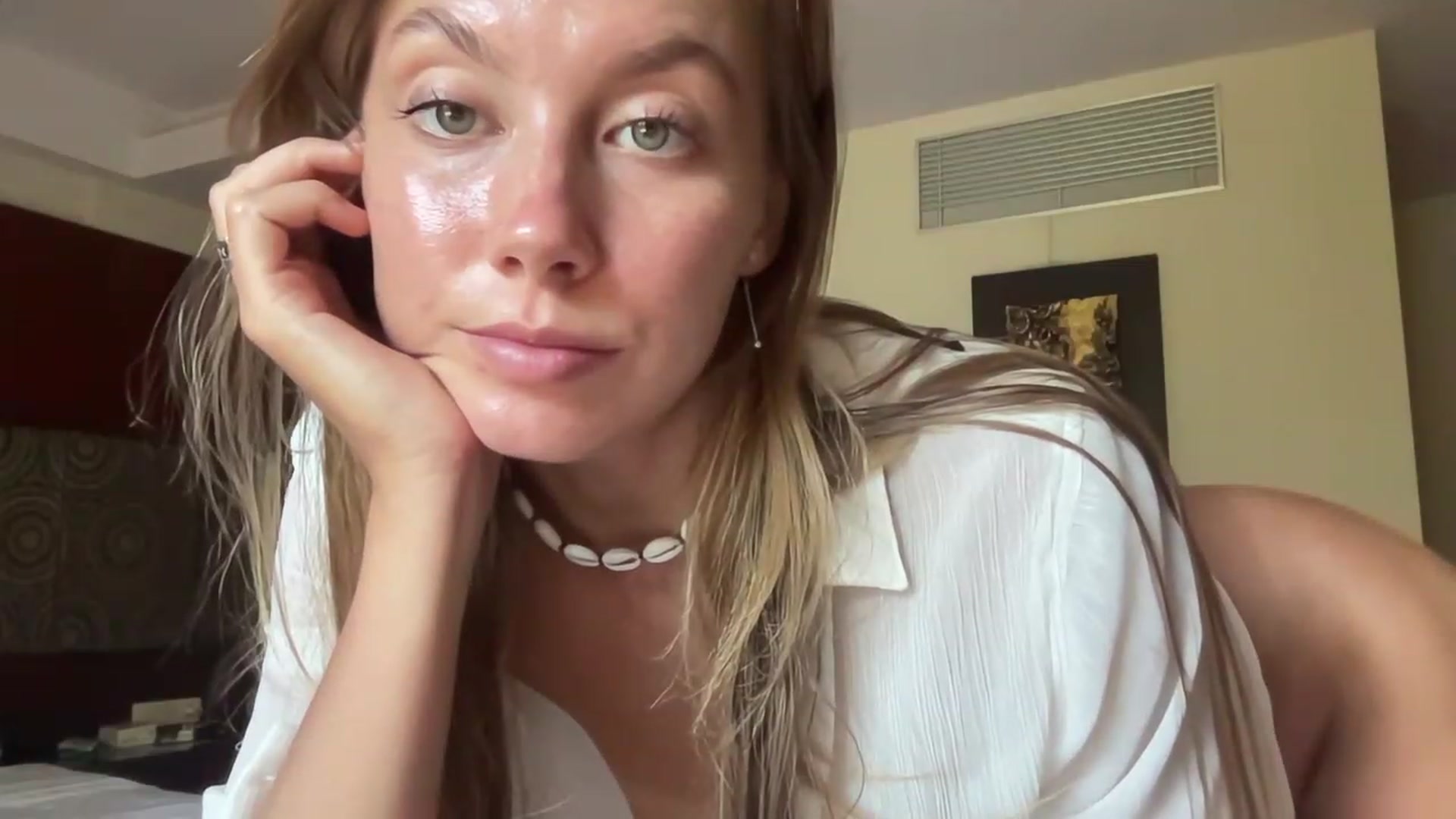 Gallery image thumbnail from BaliSurfGirl's myfreecams stream on, 04/18/2023, 03:33 image 19 of 20