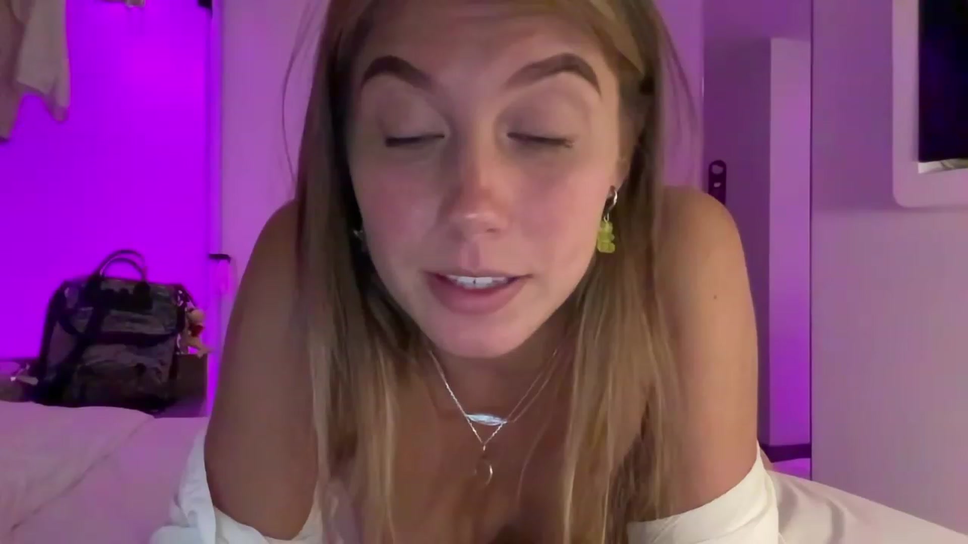 Gallery image thumbnail from BaliSurfGirl's myfreecams stream on, 06/11/2023, 21:28 image 15 of 20