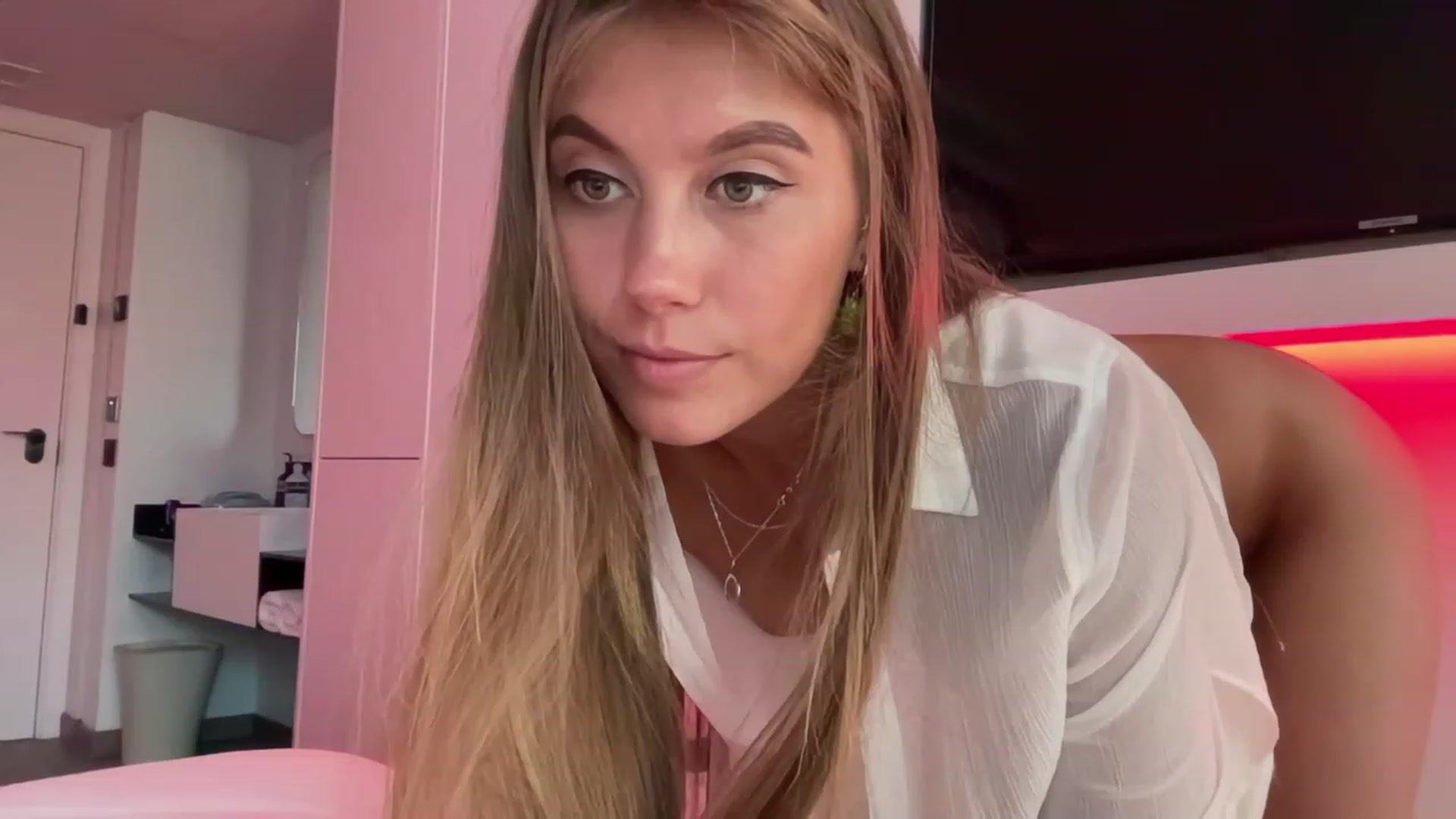 Gallery image thumbnail from BaliSurfGirl's myfreecams stream on, 06/12/2023, 19:46 image 10 of 20