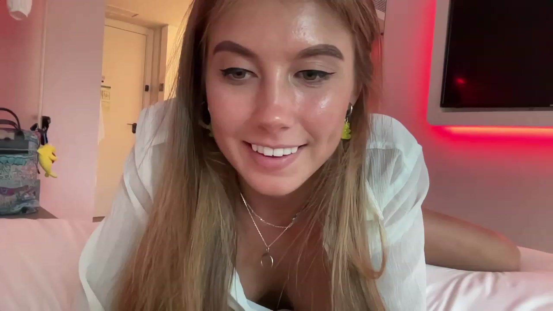 Gallery image thumbnail from BaliSurfGirl's myfreecams stream on, 06/12/2023, 19:46 image 6 of 20
