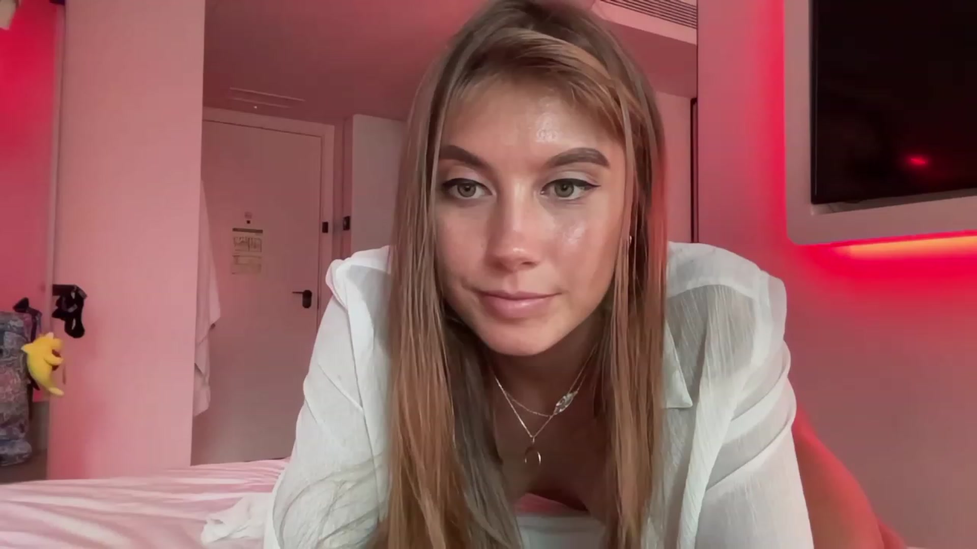 Gallery image thumbnail from BaliSurfGirl's myfreecams stream on, 06/12/2023, 19:46 image 16 of 20