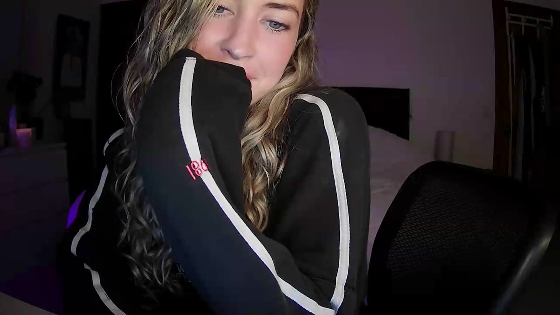 Gallery image thumbnail from Bambi20's myfreecams stream on, 05/20/2026, 03:10 image 6 of 20