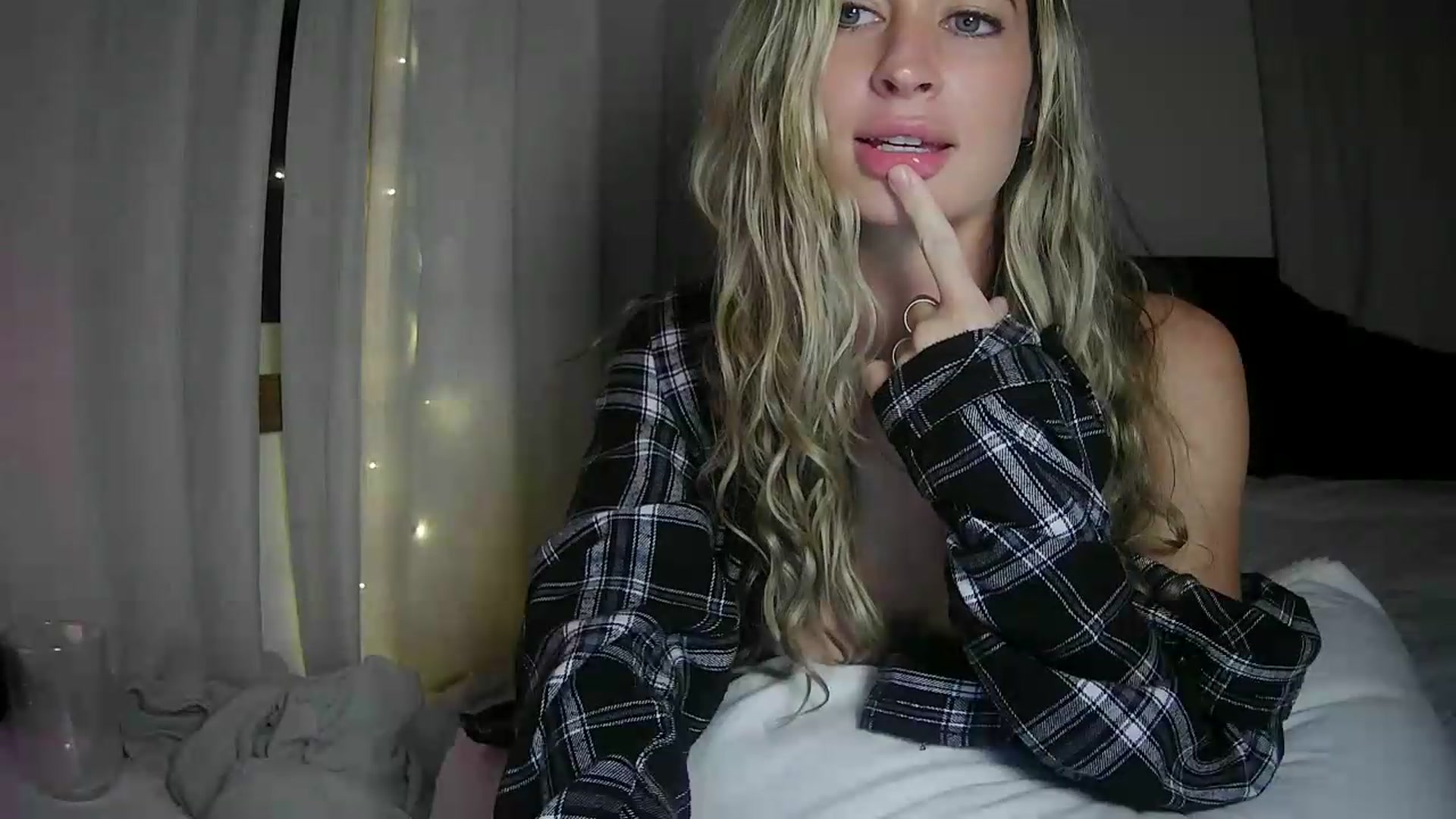 Gallery image thumbnail from Bambi20's myfreecams stream on, 06/22/2026, 06:07 image 17 of 20
