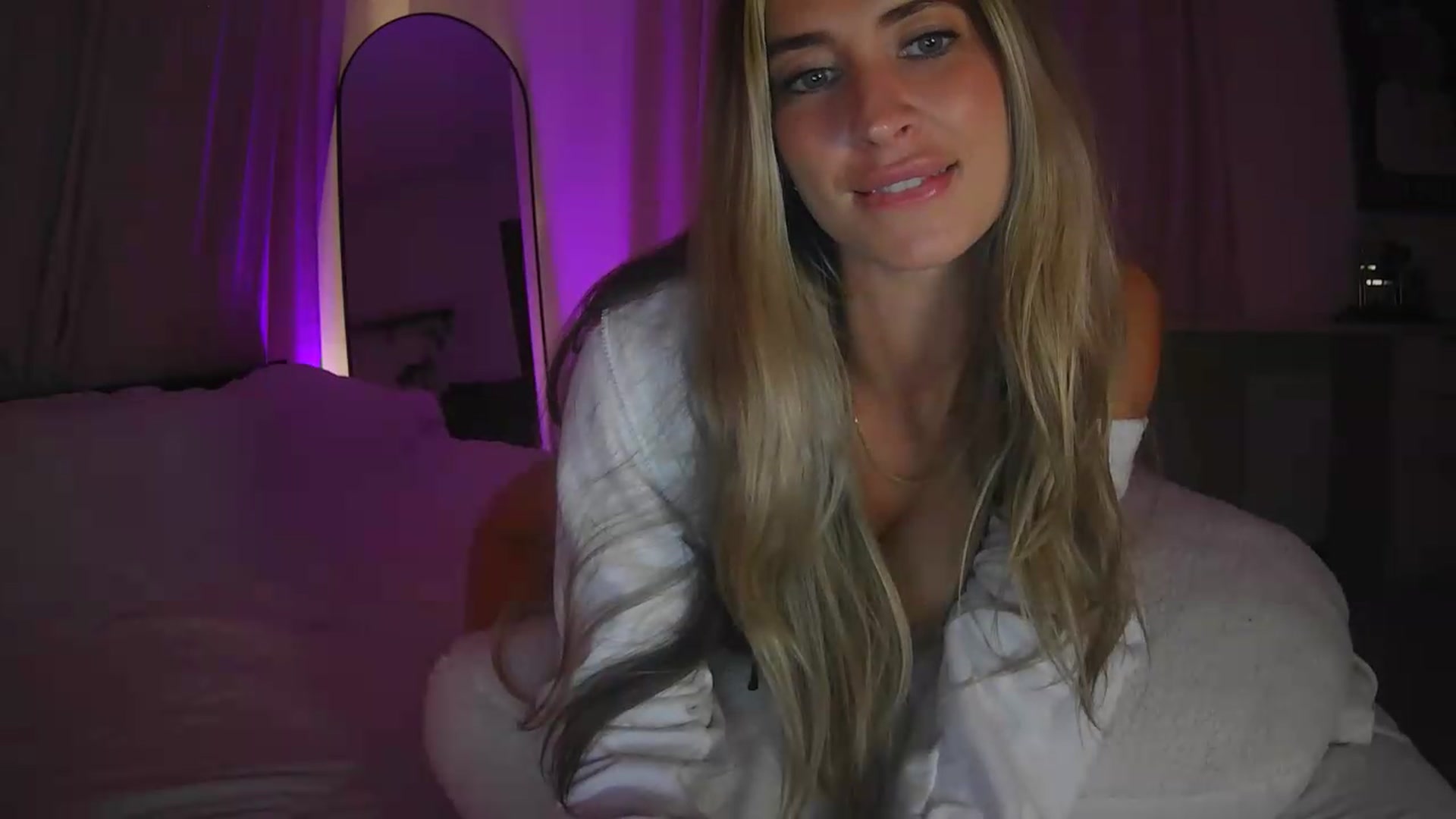 Gallery image thumbnail from Bambi20's myfreecams stream on, 08/17/2026, 05:08 image 4 of 20
