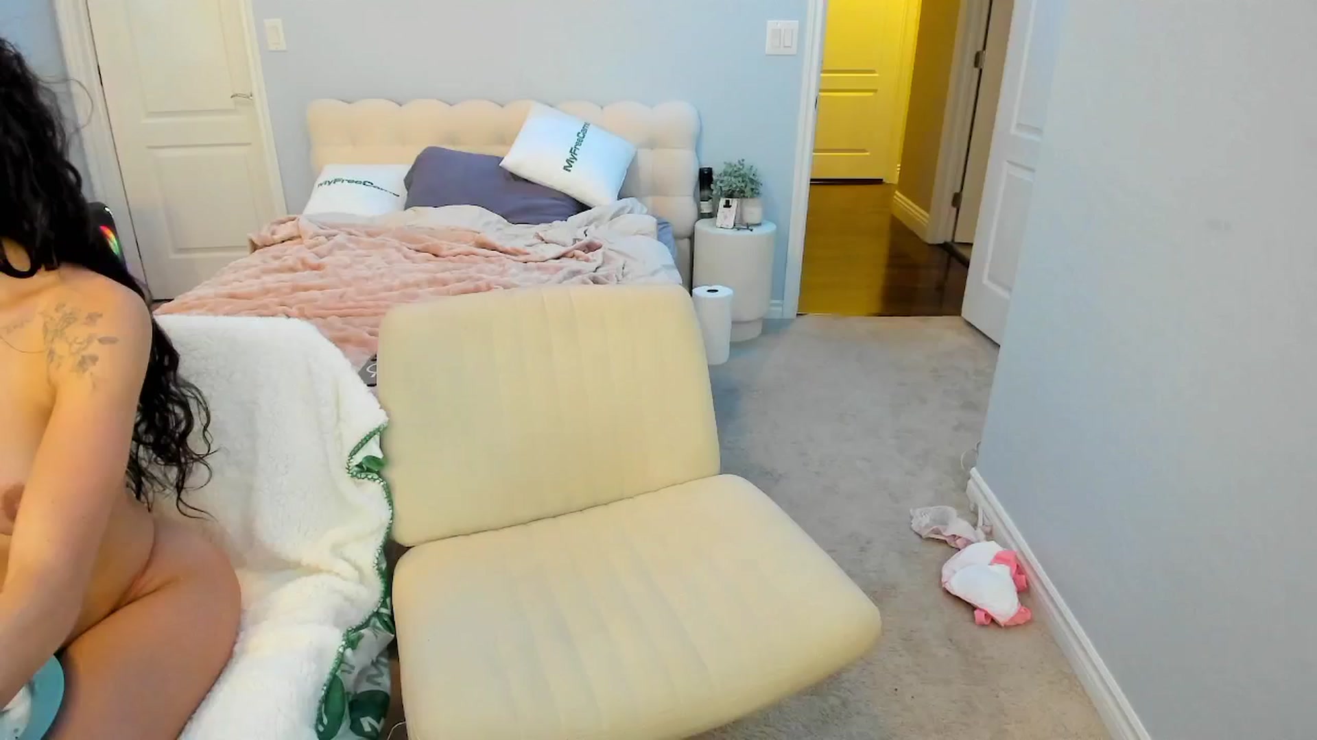 Gallery image thumbnail from BambiBaby's myfreecams stream on, 04/01/2025, 07:30 image 9 of 20