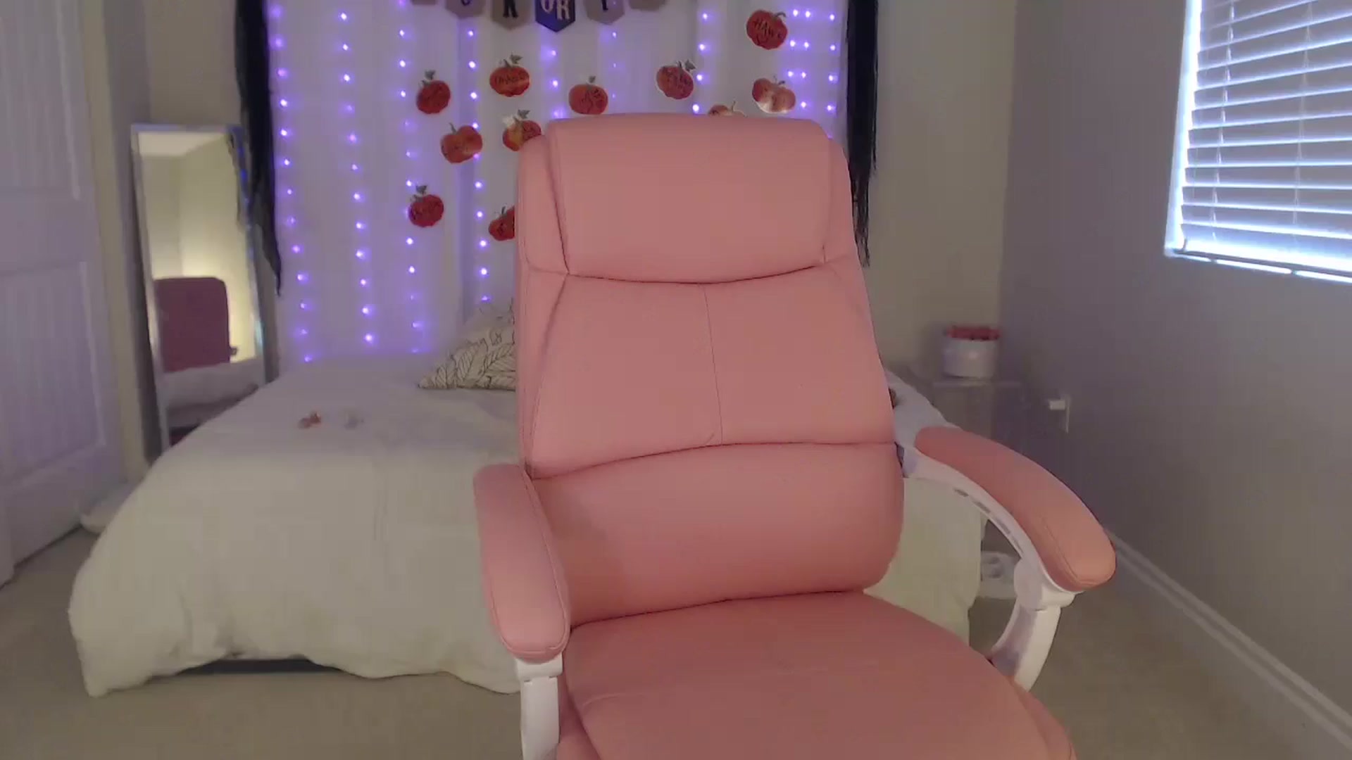 Gallery image thumbnail from BambiLarue's myfreecams stream on, 10/21/2025, 23:37 image 10 of 20
