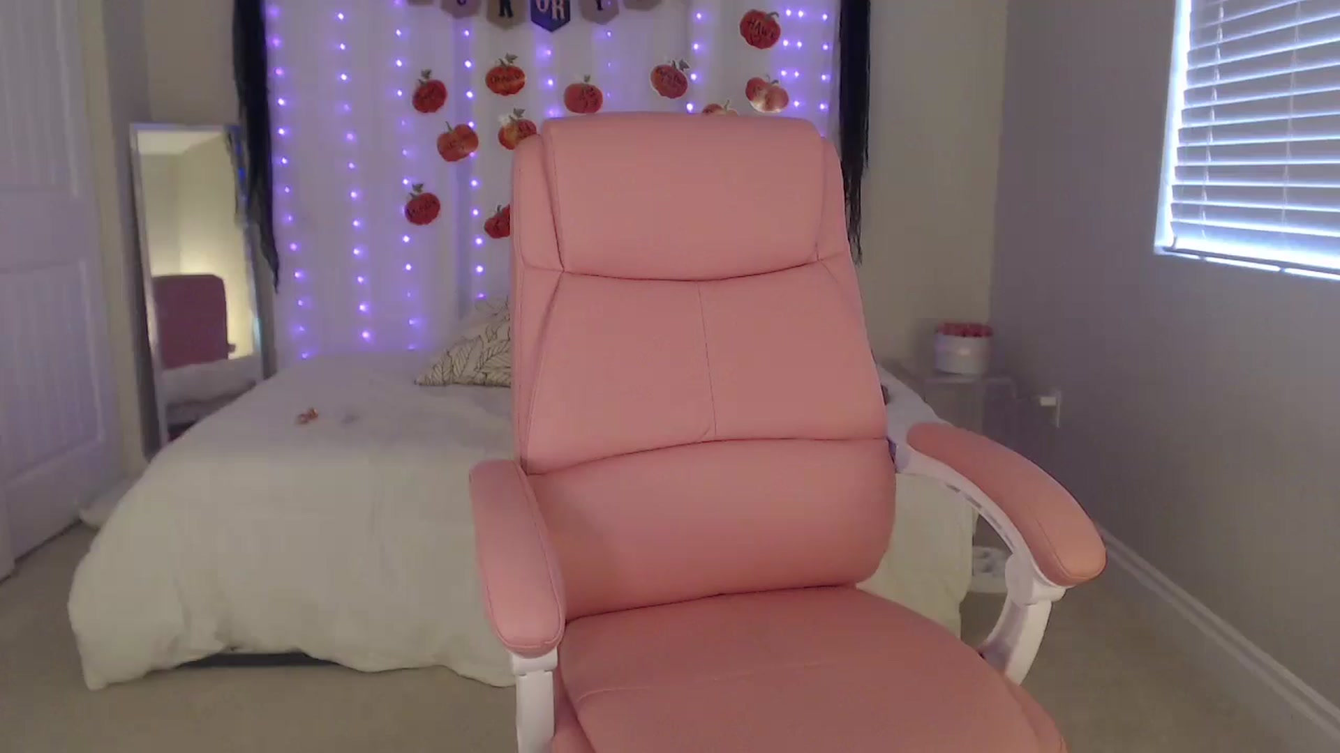 Gallery image thumbnail from BambiLarue's myfreecams stream on, 10/21/2025, 23:37 image 8 of 20