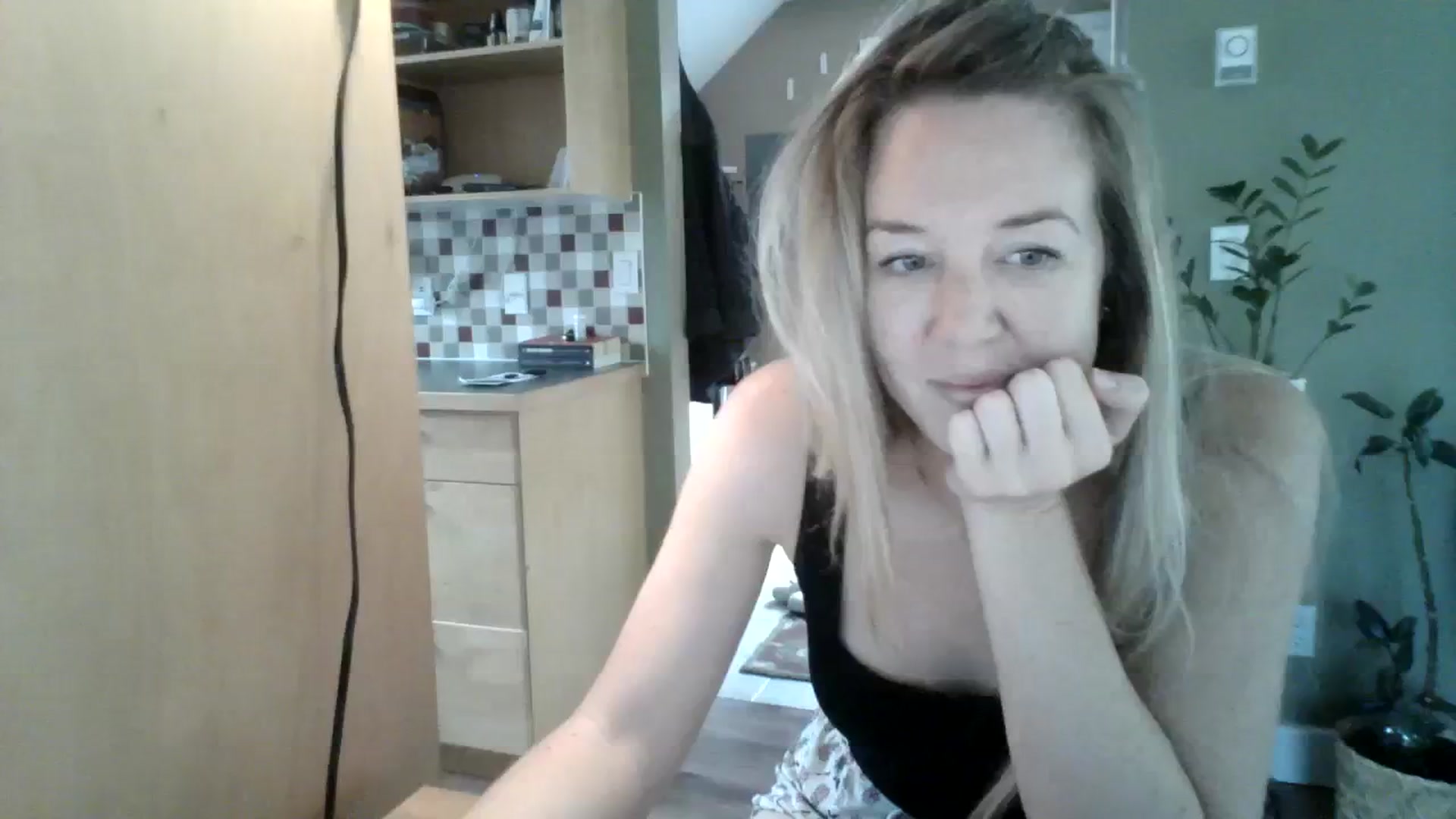 Gallery image thumbnail from Bambi_Flower's myfreecams stream on, 10/05/2023, 22:19 image 14 of 20