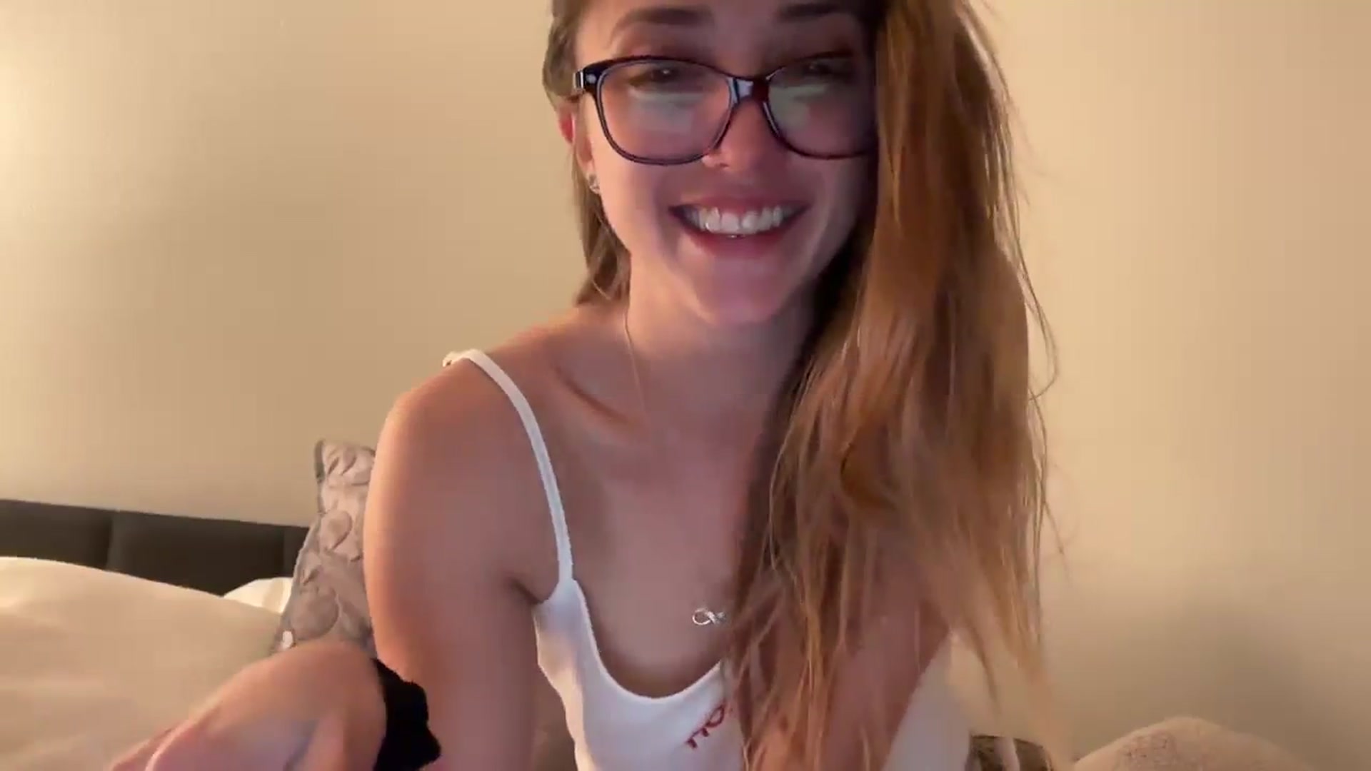 Gallery image thumbnail from Bambibaezz's myfreecams stream on, 12/05/2024, 03:02 image 11 of 20