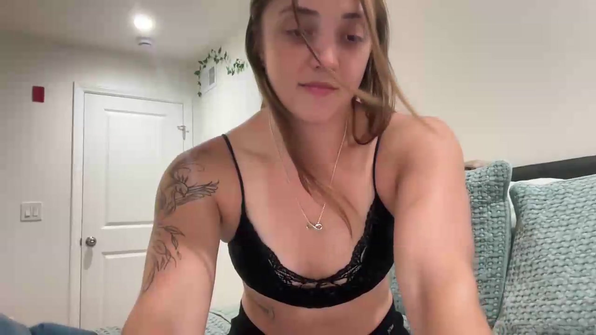 Gallery image thumbnail from Bambibaezz's myfreecams stream on, 08/11/2026, 04:55 image 4 of 20